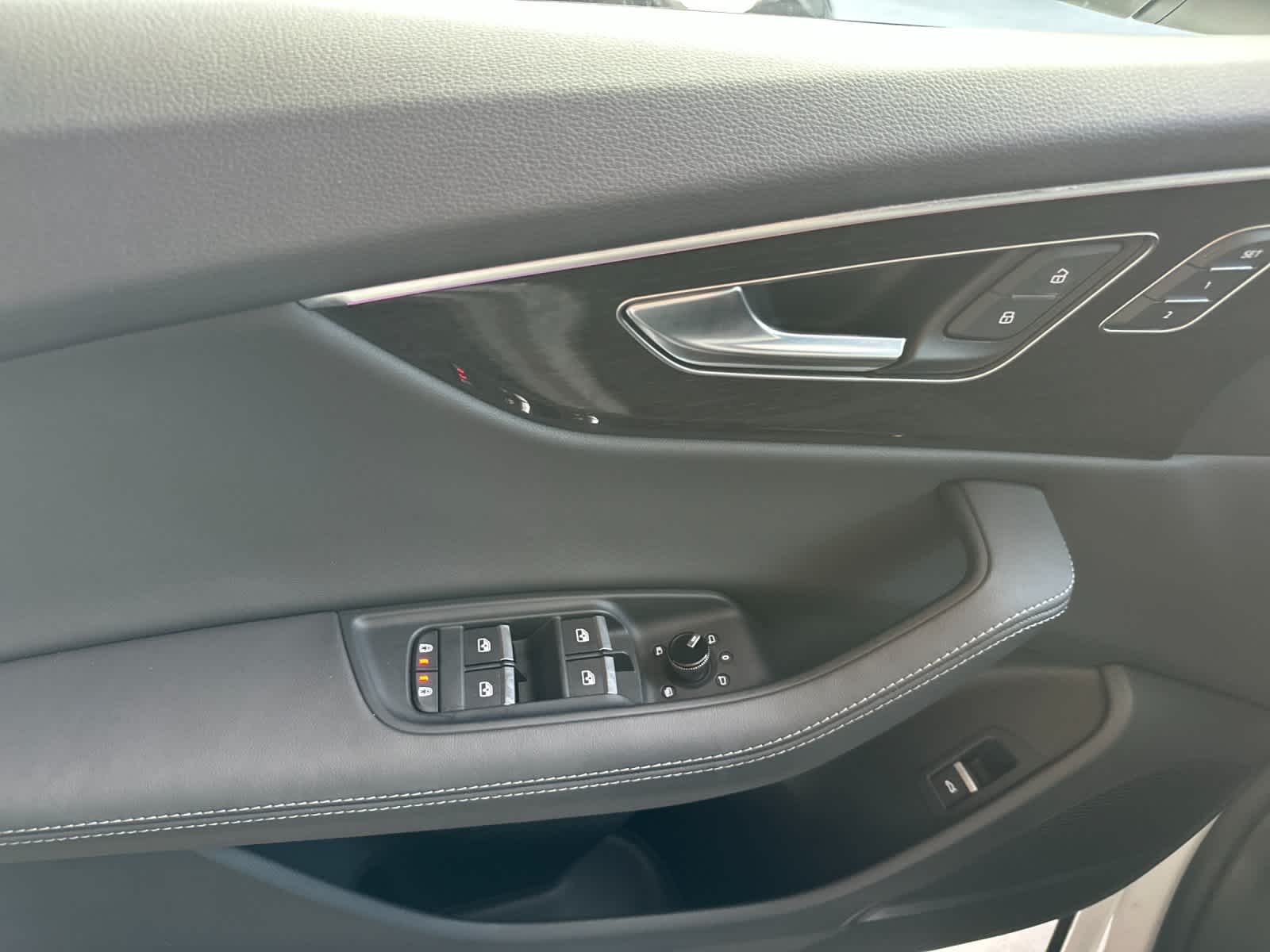 Thumbnail: 2025 Audi Q8 - 12