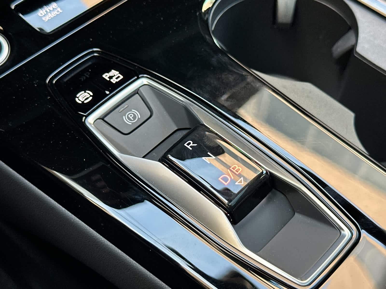 Thumbnail: 2025 Audi Q6 e-tron - 22