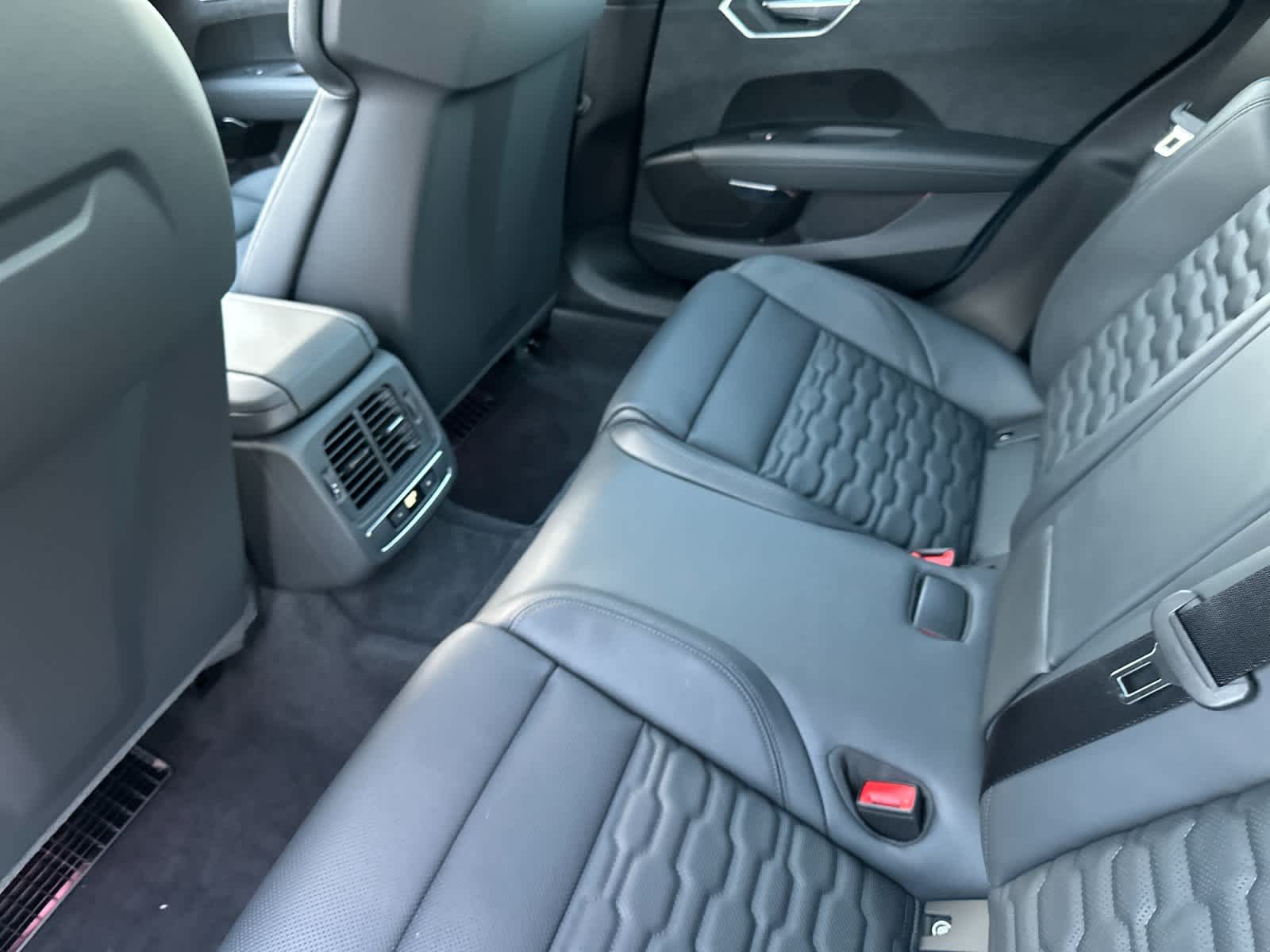 Thumbnail: 2026 Audi e-tron GT - 4