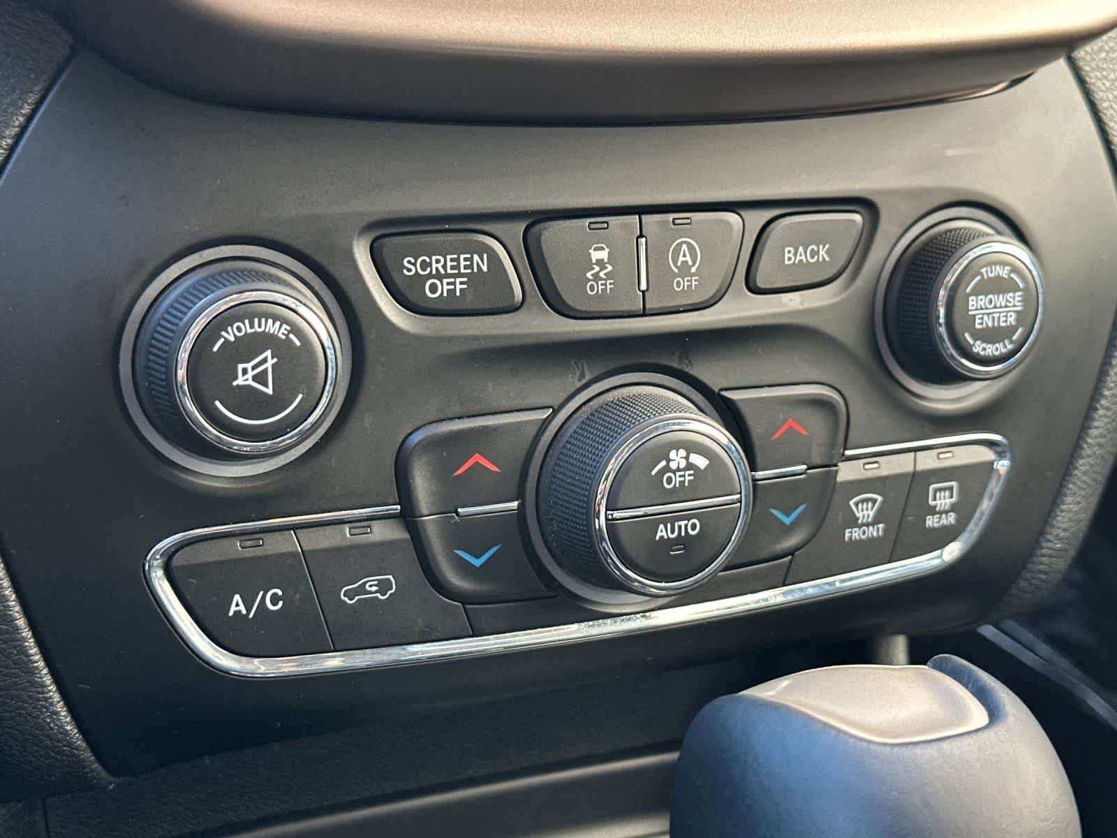 Thumbnail: 2016 Jeep Cherokee - 21