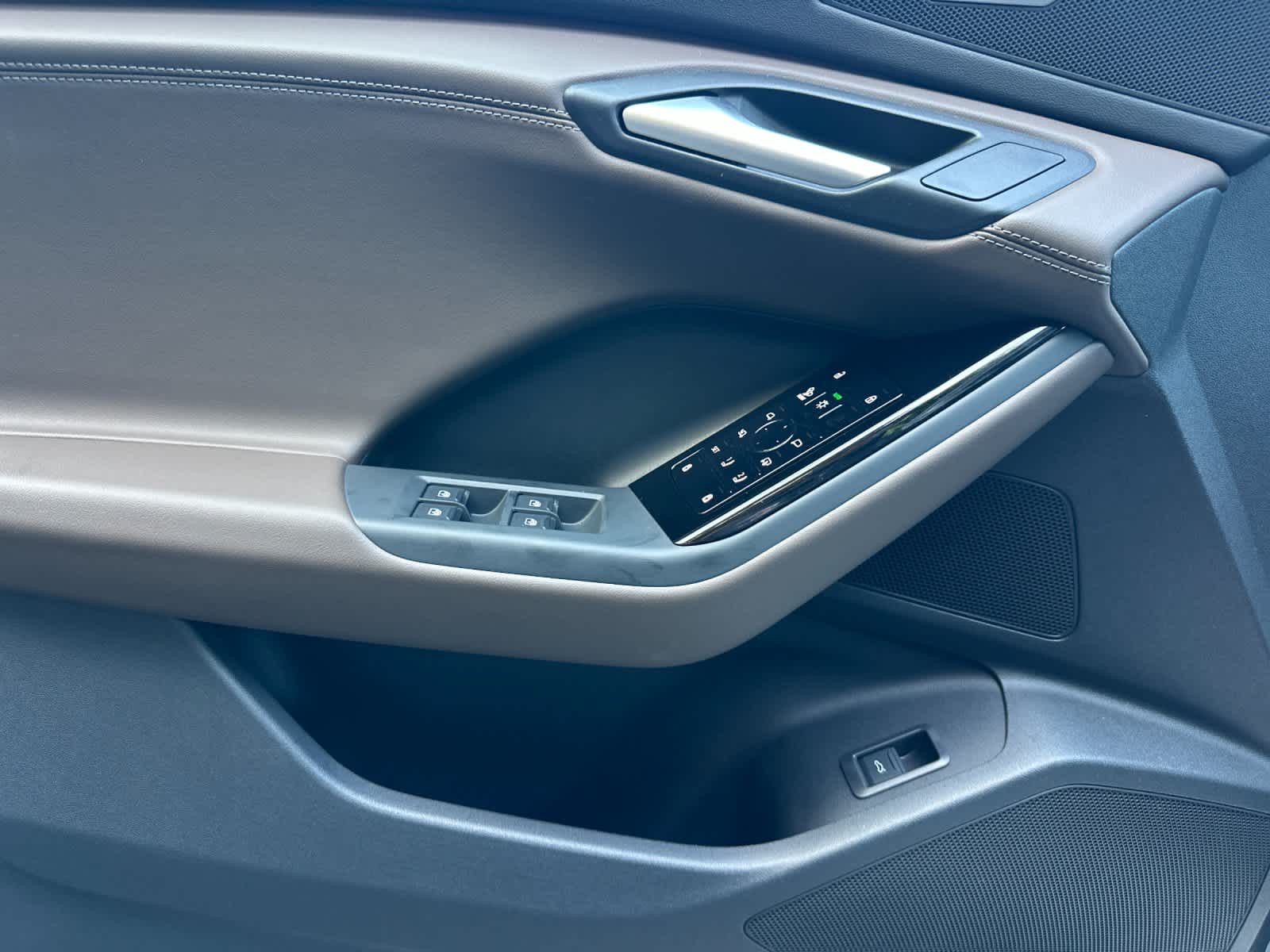 Thumbnail: 2025 Audi Q6 e-tron - 12