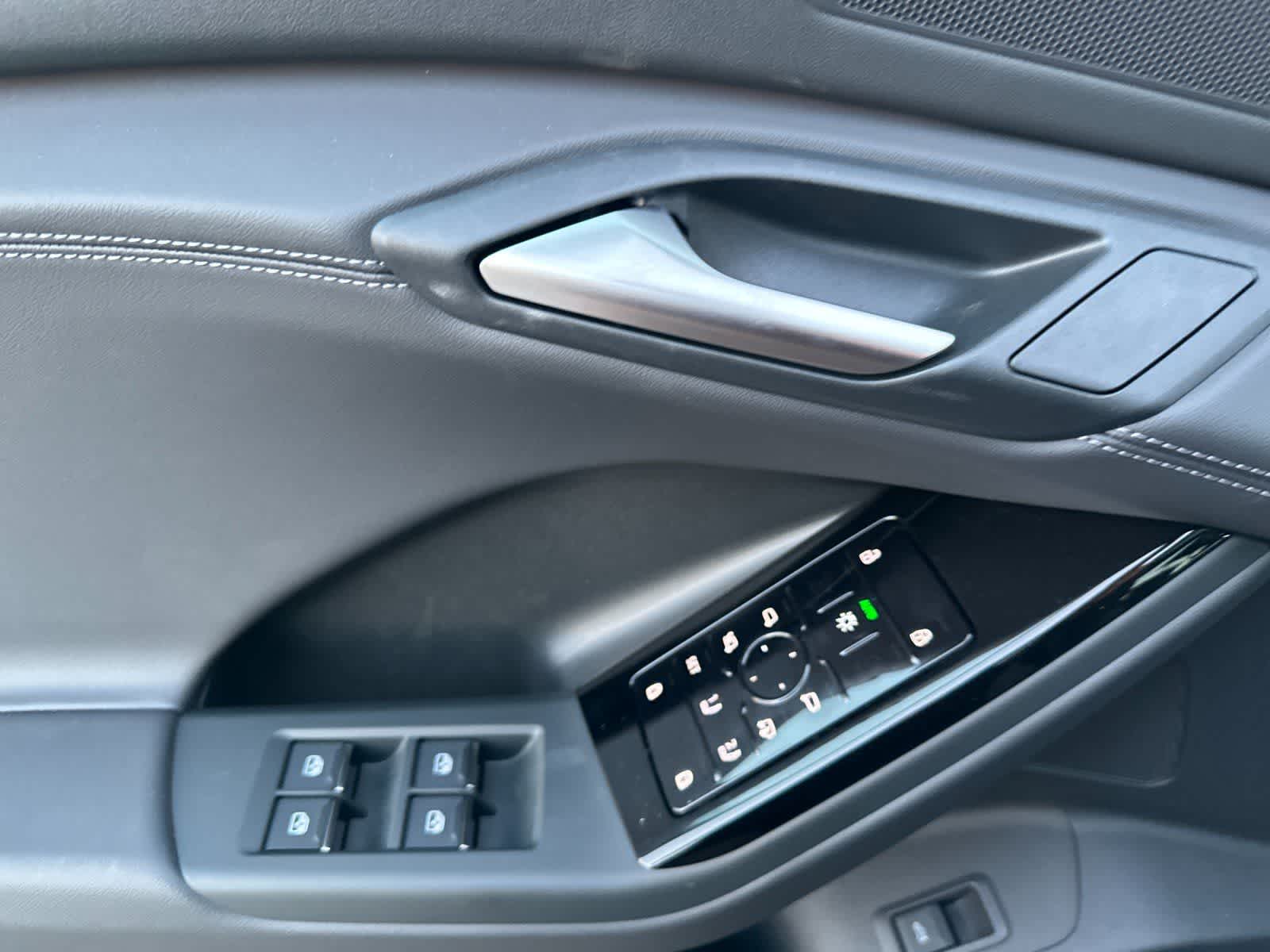 Thumbnail: 2025 Audi Q6 e-tron - 12