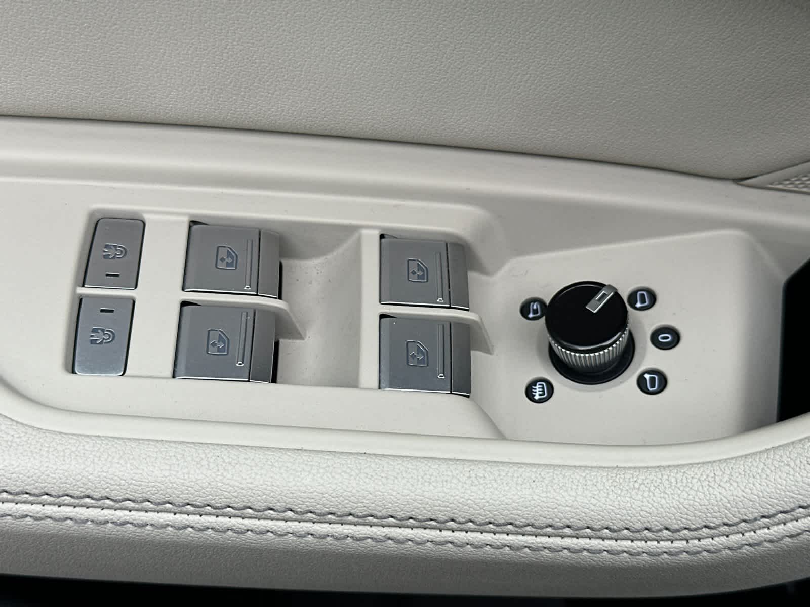 Thumbnail: 2024 Audi Q8 e-tron - 13