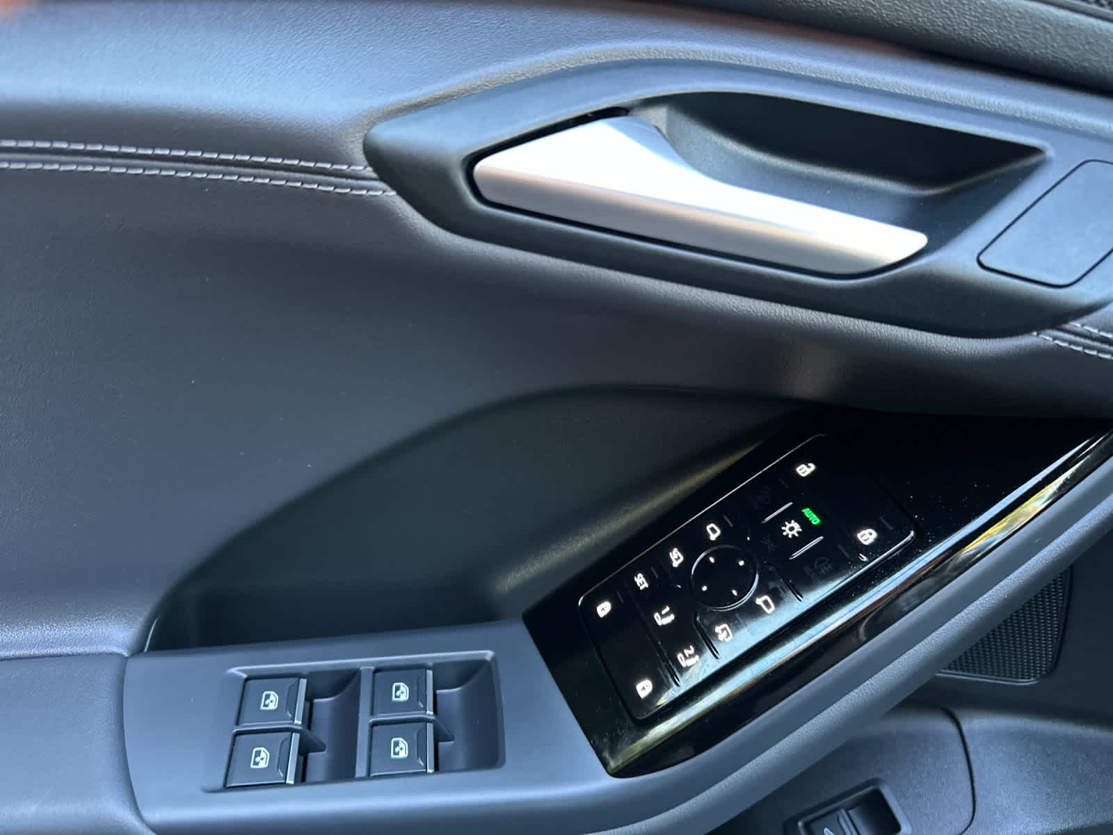 Thumbnail: 2025 Audi Q6 e-tron - 12