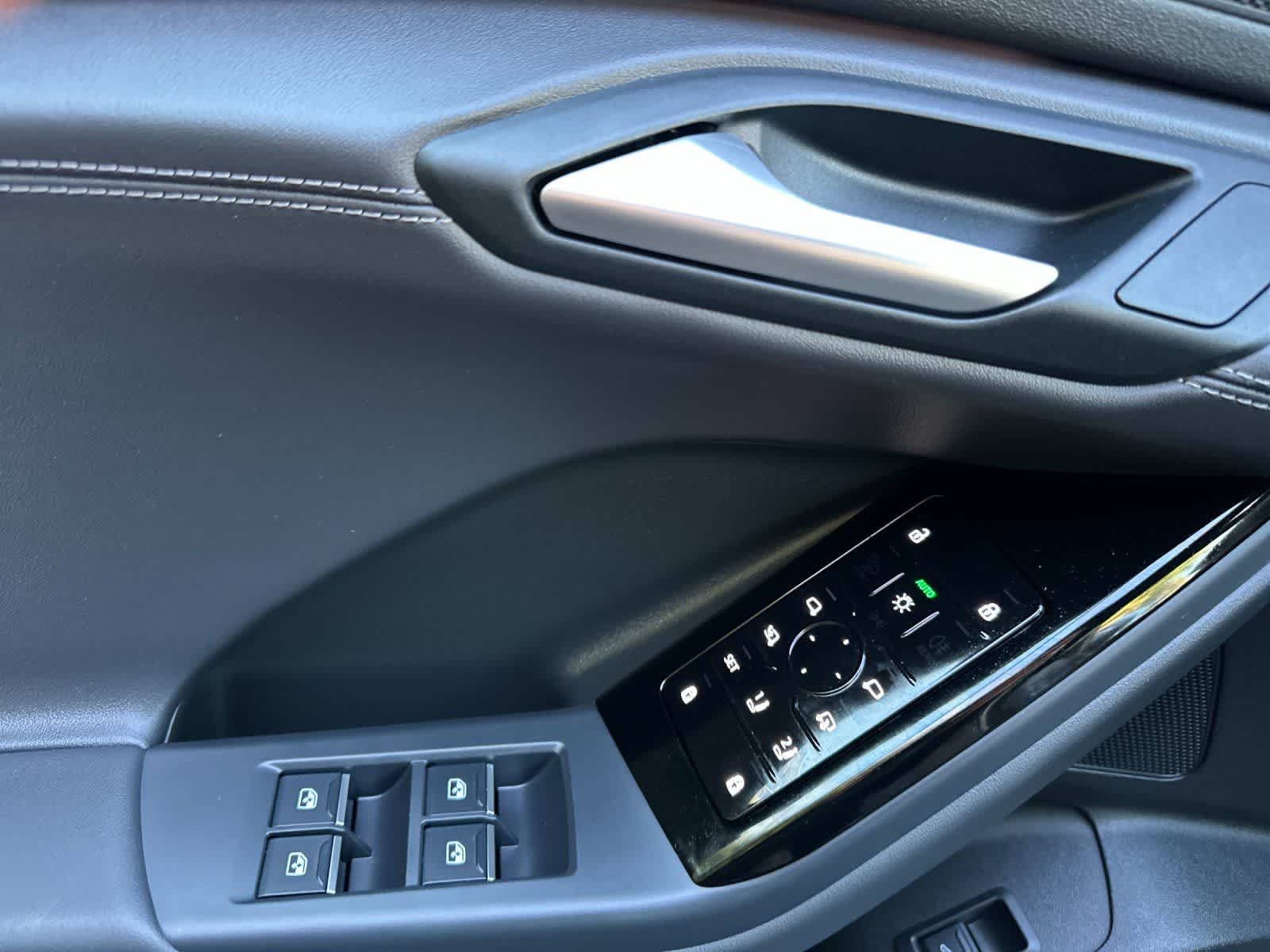 Thumbnail: 2025 Audi Q6 e-tron - 12