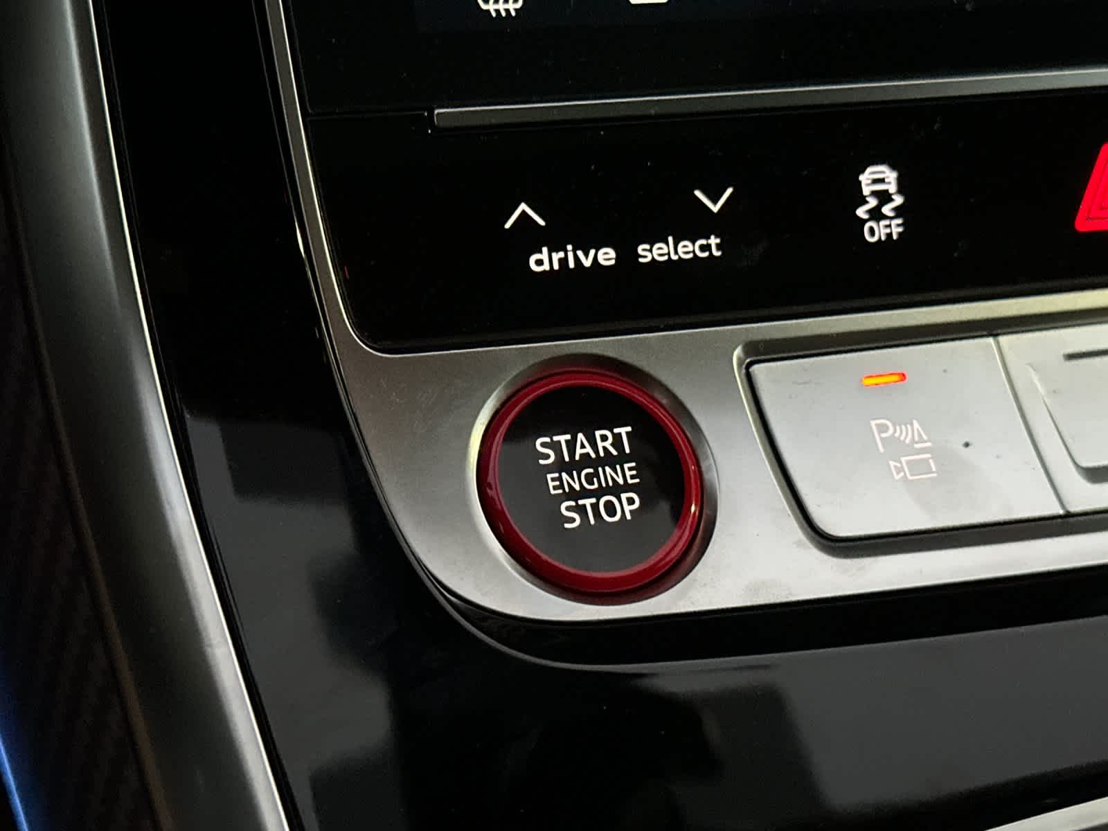 Thumbnail: 2025 Audi RS Q8 - 23