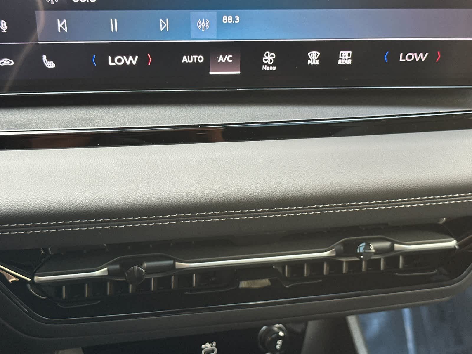 Thumbnail: 2025 Audi Q6 e-tron - 21