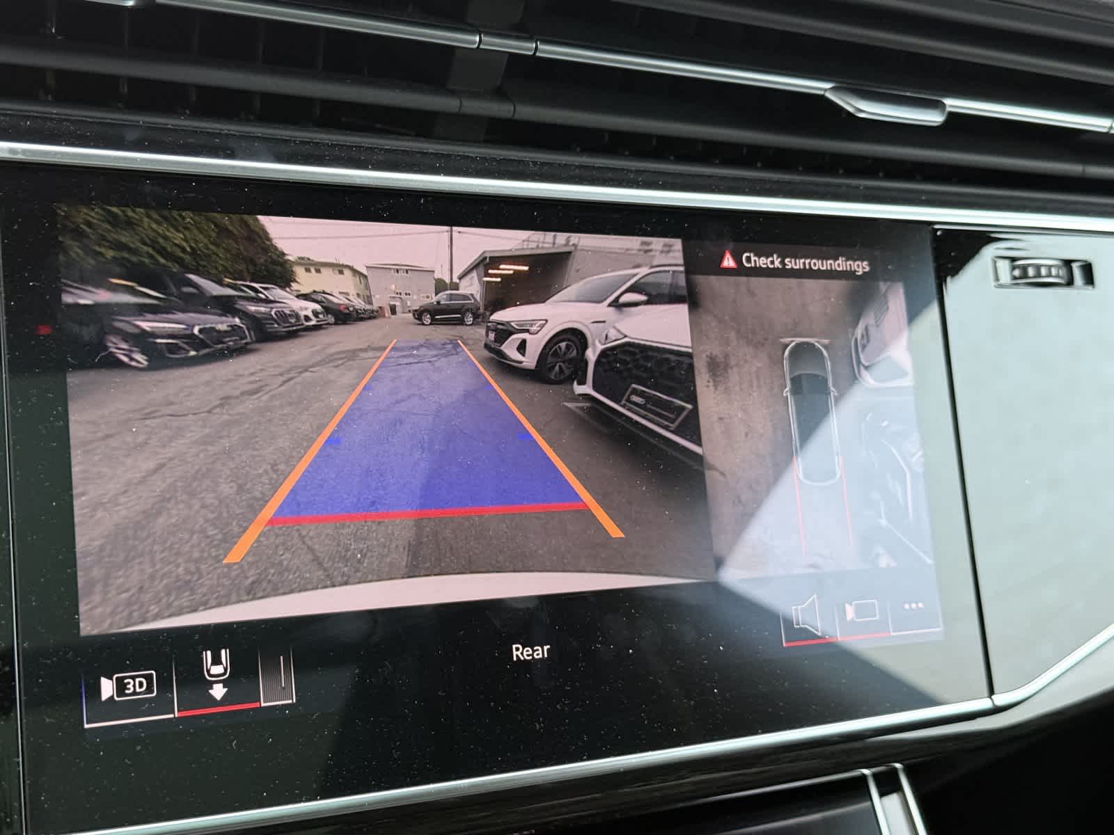 Thumbnail: 2025 Audi Q8 - 18