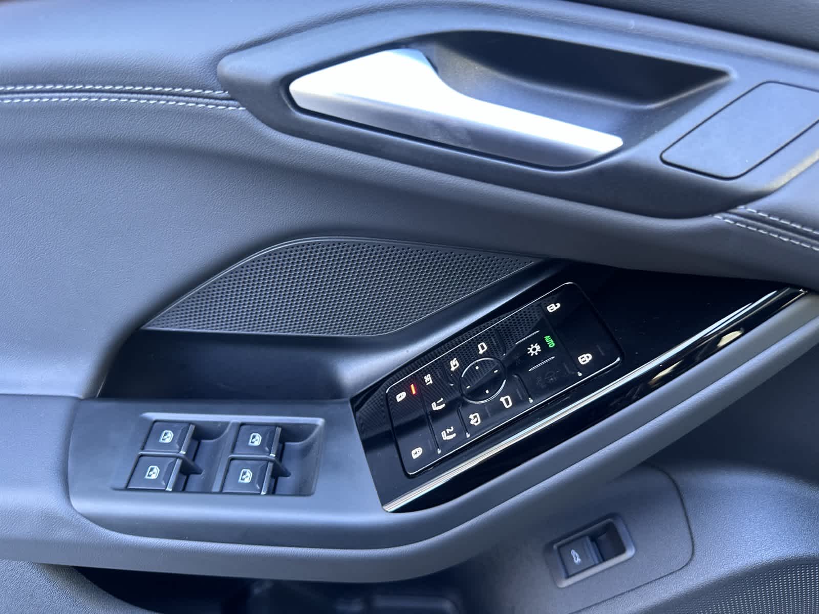 Thumbnail: 2025 Audi e-tron - 12