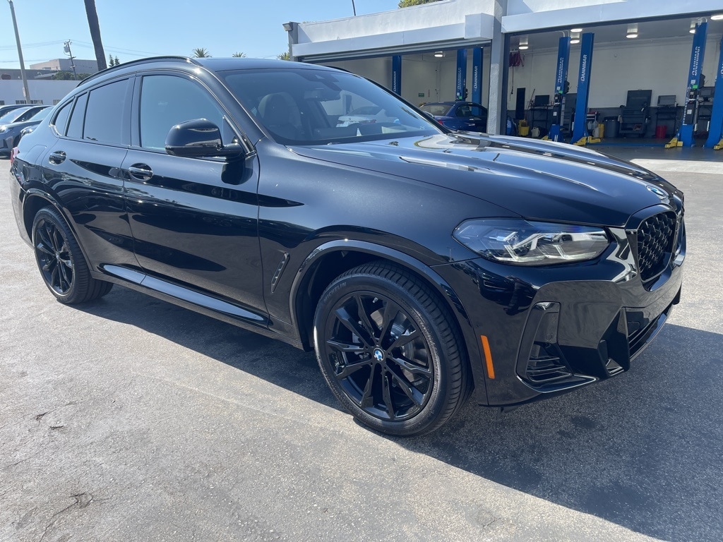 2025 BMW X4 30i's photo