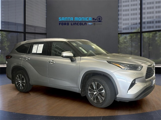 Used 2022 Toyota Highlander XLE with VIN 5TDHZRAHXNS101049 for sale in Santa Monica, CA
