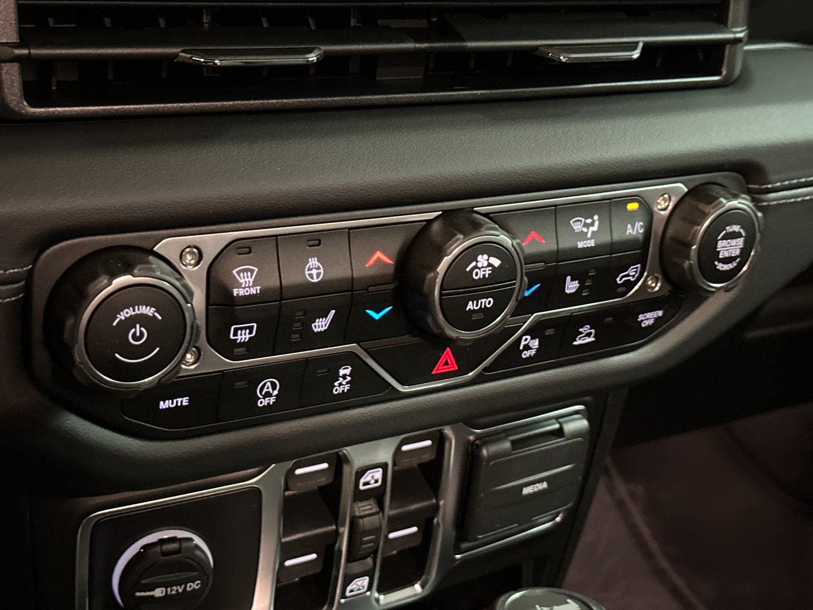 2025 Jeep Wrangler 4-Door Sahara - Photo 19
