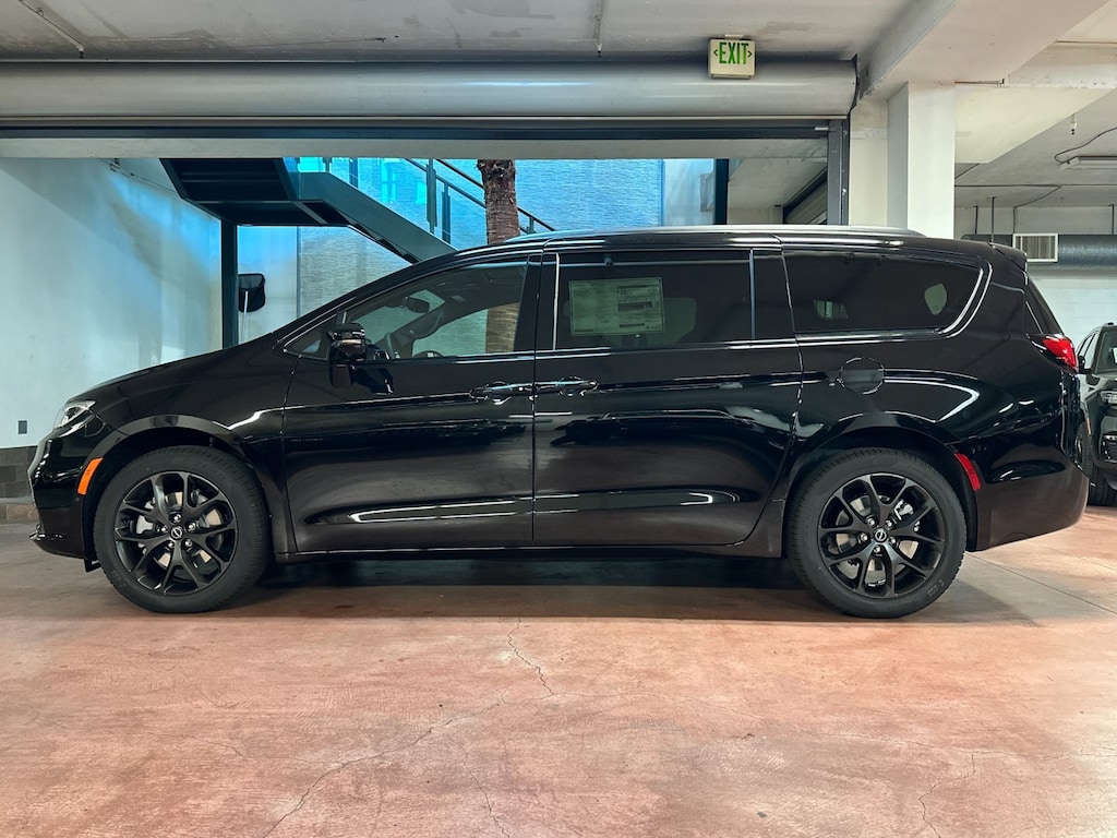 New 2026 Chrysler Pacifica LIMITED AWD Passenger Van