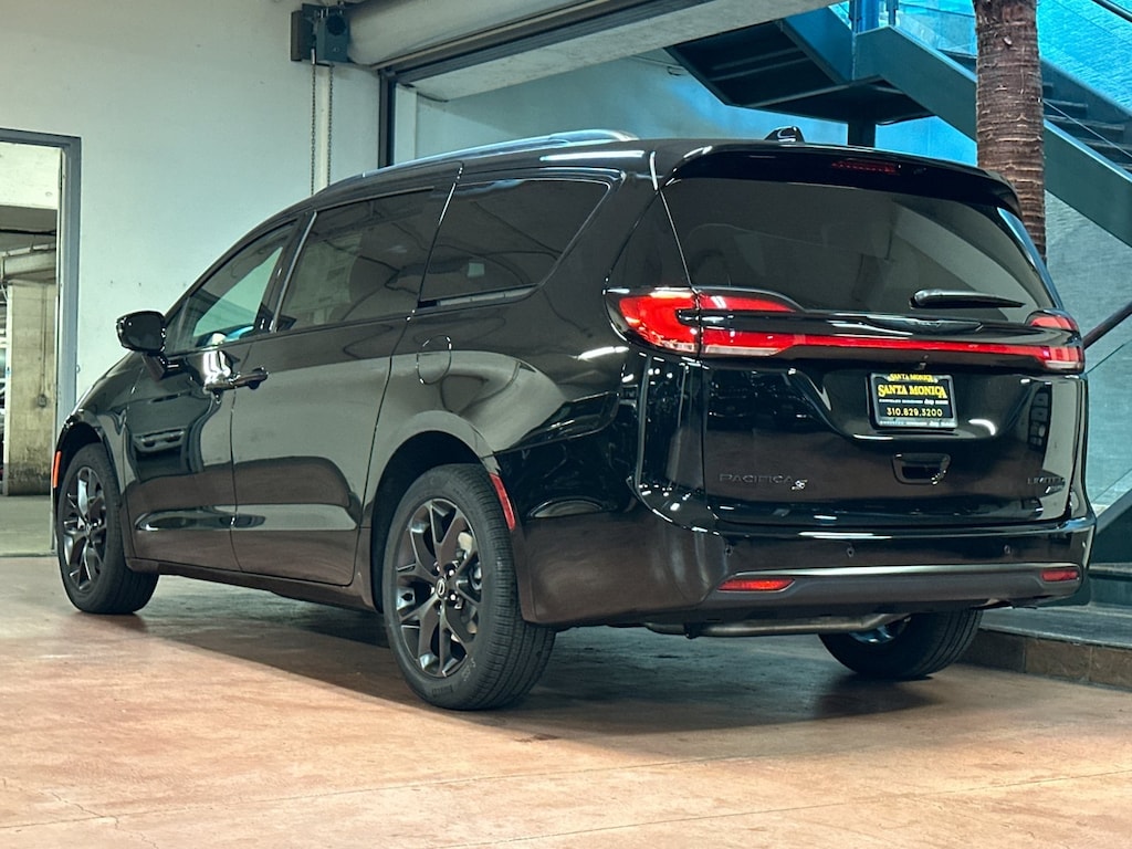 New 2026 Chrysler Pacifica LIMITED AWD Passenger Van
