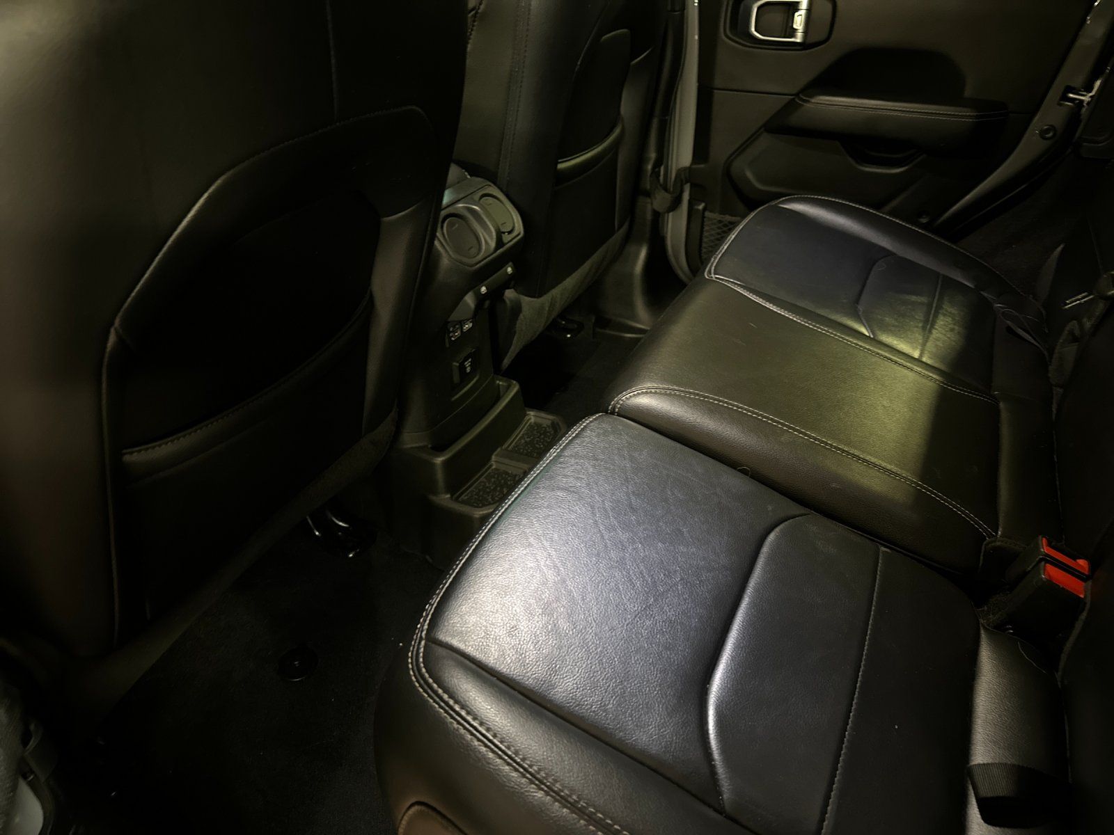 2022 Jeep Wrangler Unlimited Sahara 4XE - Photo 11