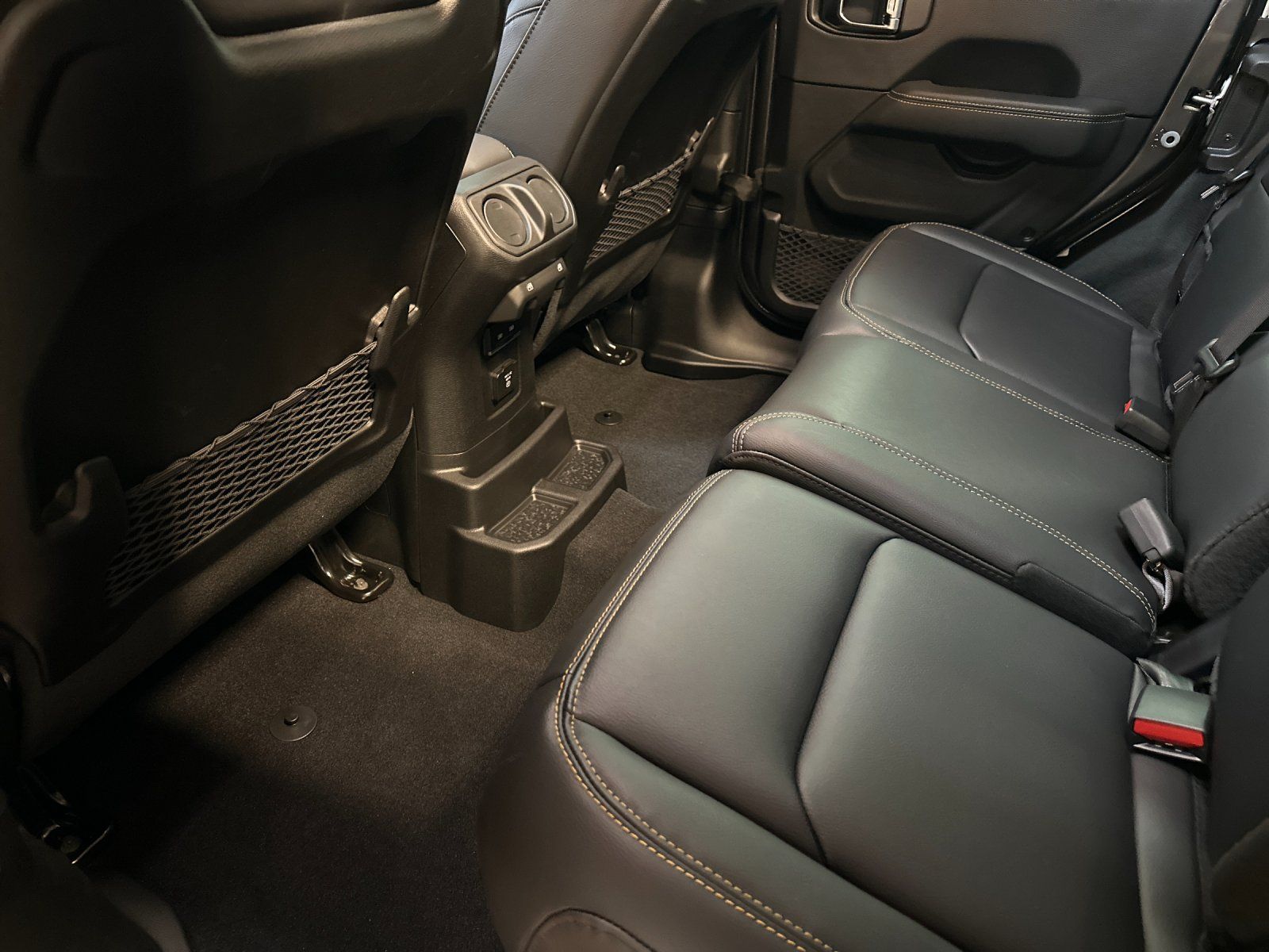 2025 Jeep Wrangler 4-Door Sahara - Photo 11