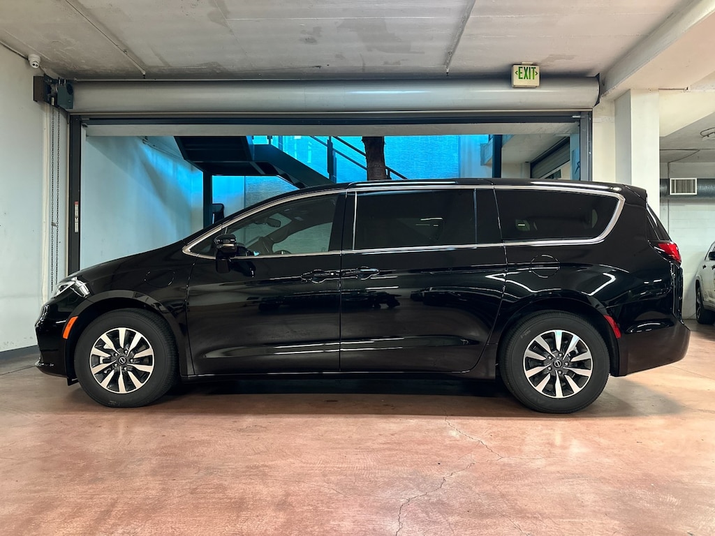 New 2026 Chrysler Pacifica Plug-In Hybrid SELECT Passenger Van