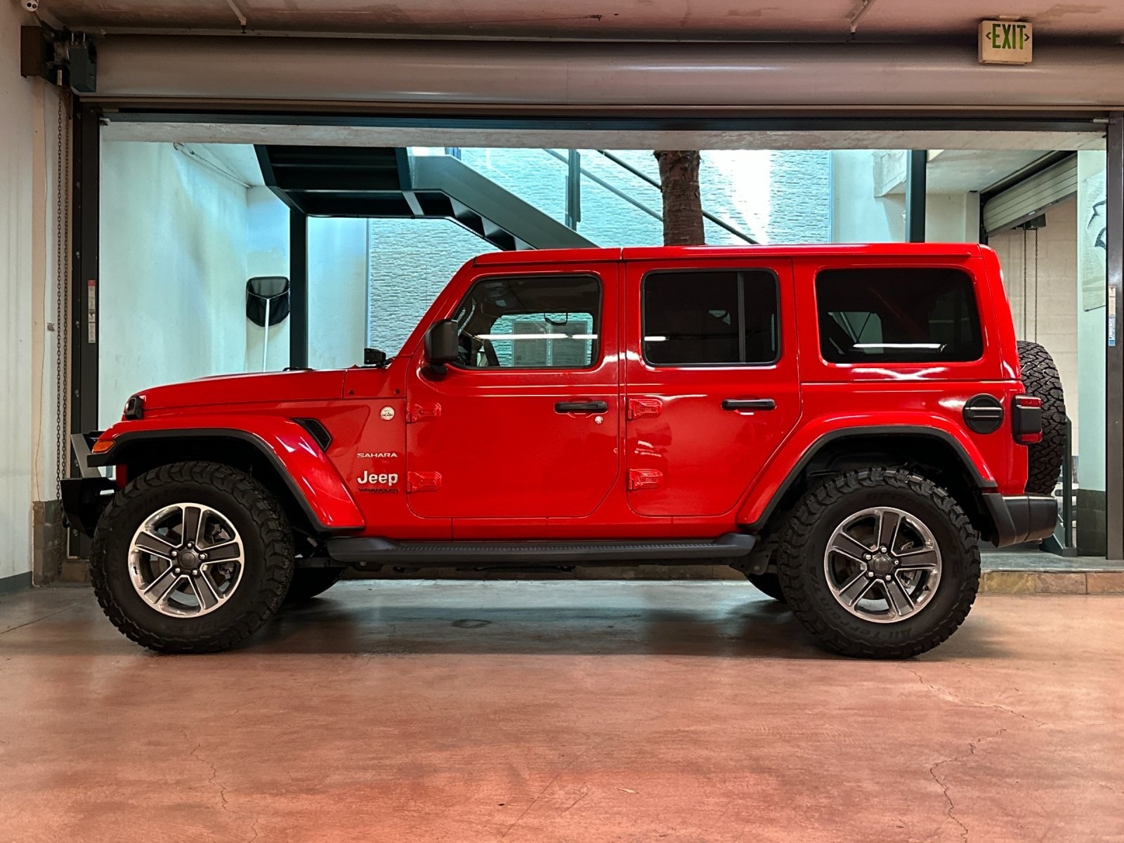 Used 2019 Jeep Wrangler Unlimited Sahara with VIN 1C4HJXENXKW506187 for sale in Santa Monica, CA