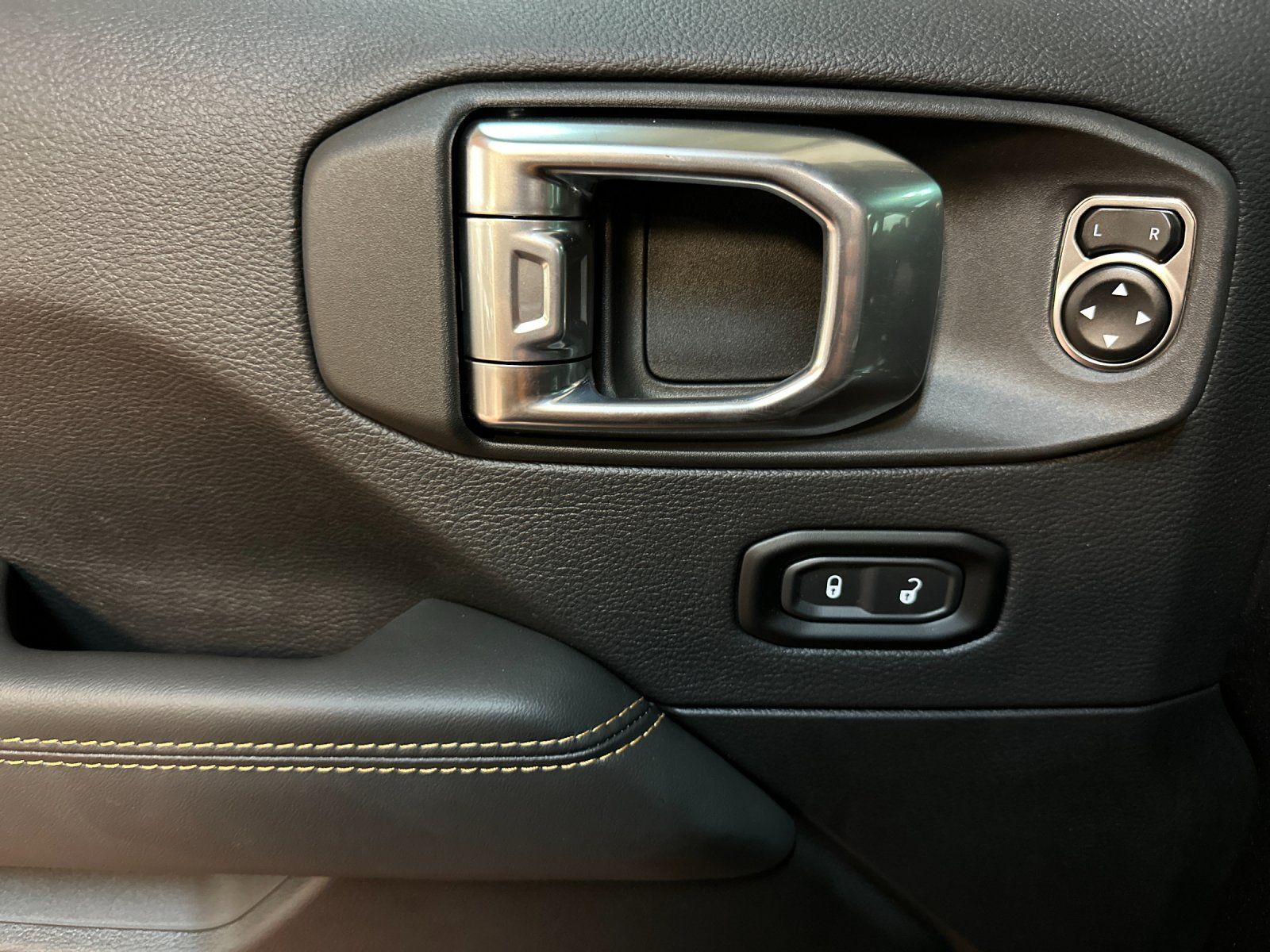 2025 Jeep Wrangler 4-Door Sahara - Photo 10