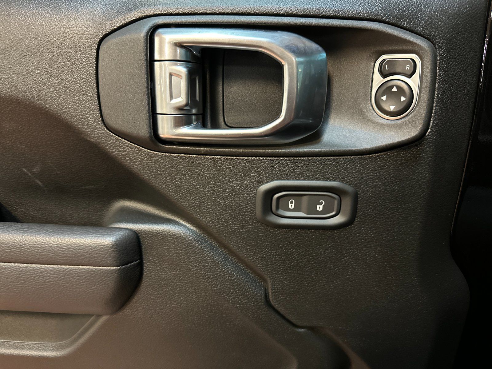 2025 Jeep Wrangler 4-Door Willys - Photo 10