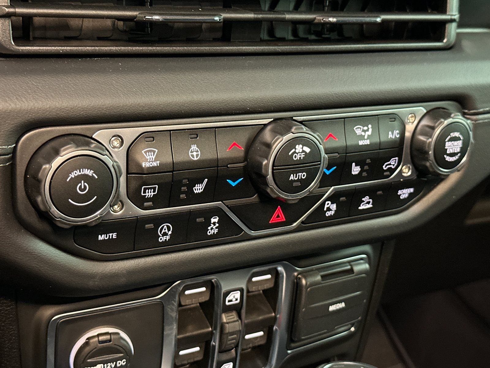 2025 Jeep Wrangler 4-Door Sahara - Photo 20