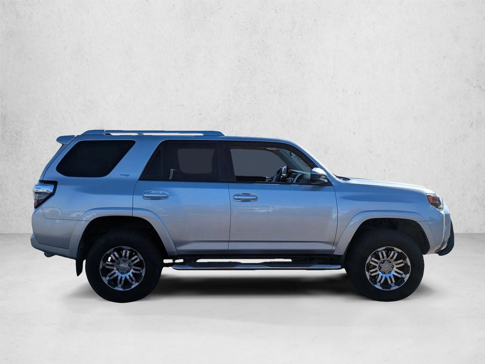 2016 Toyota 4Runner SR5 photo 4