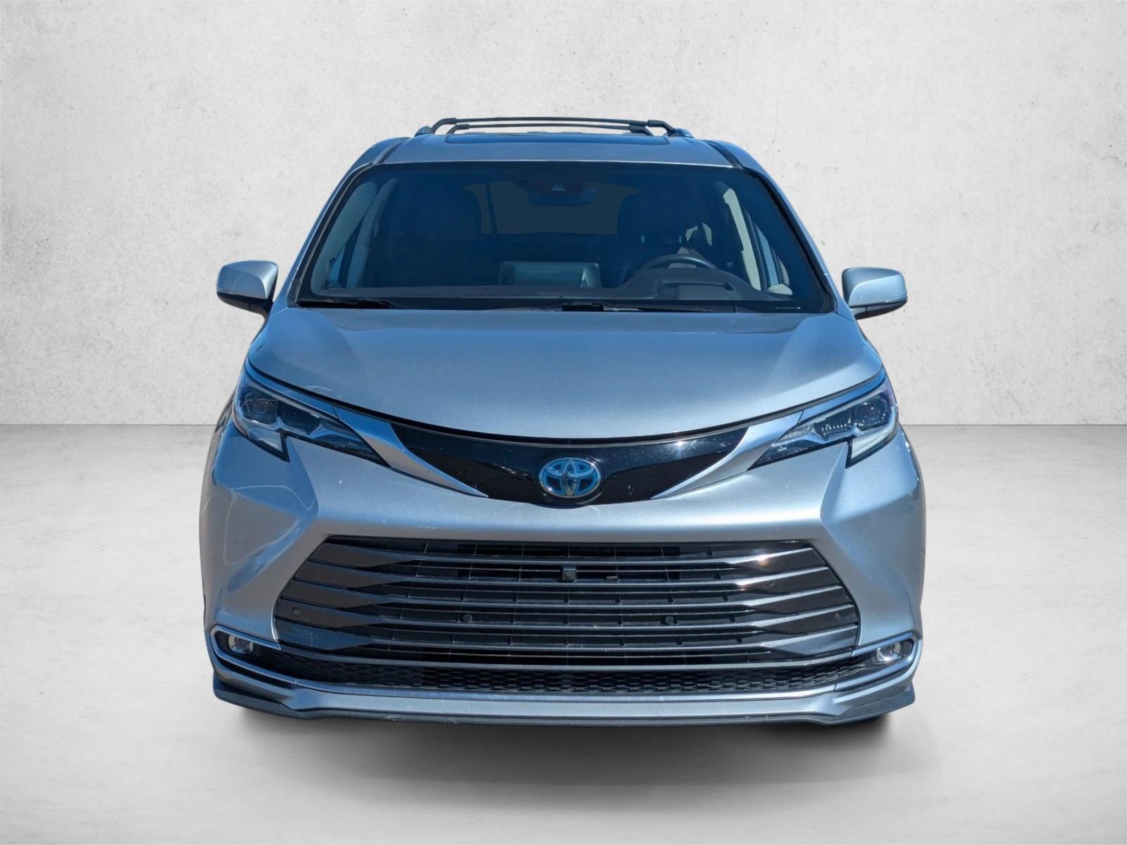 2021 Toyota Sienna Platinum photo 2