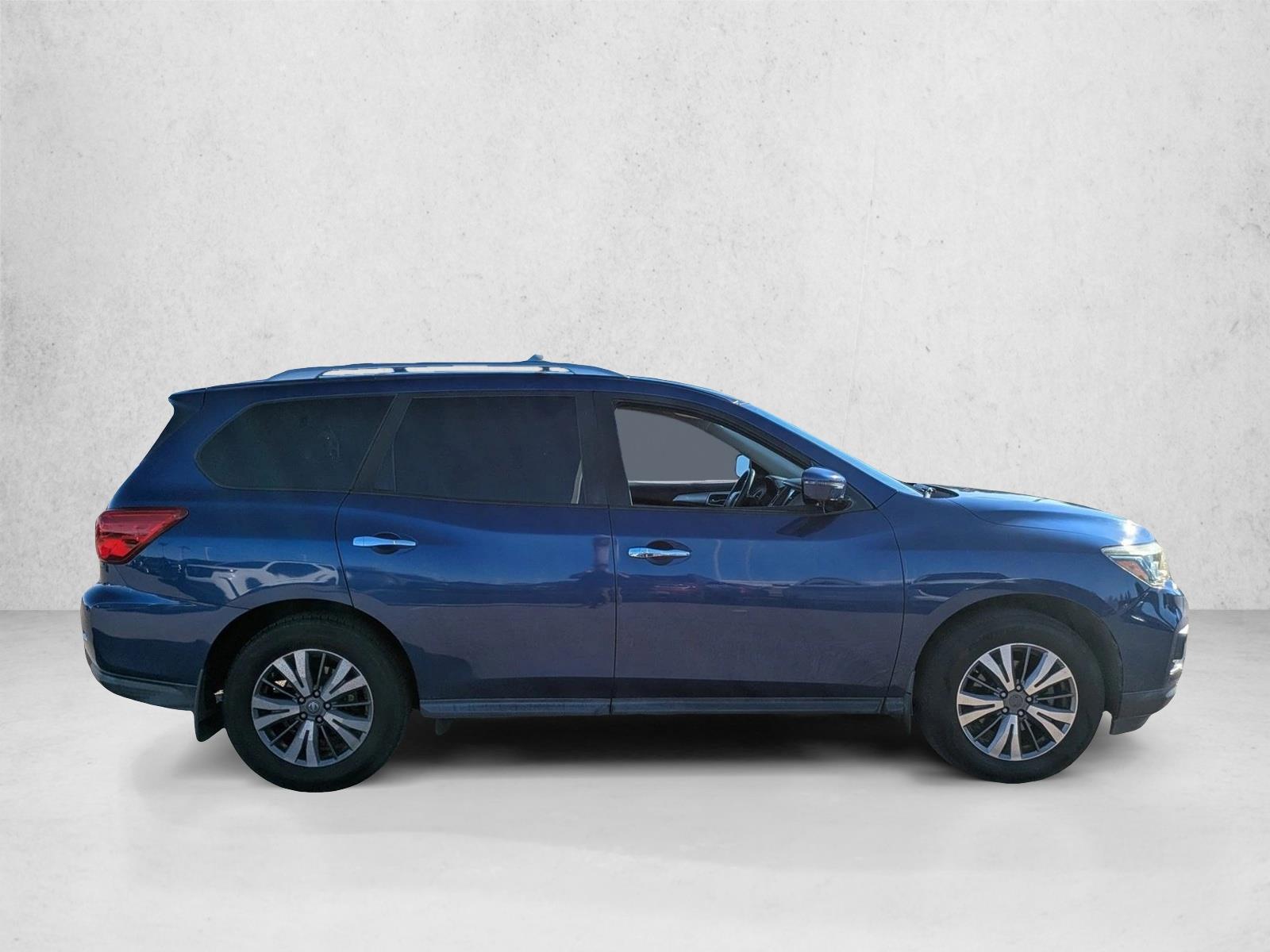 2017 Nissan Pathfinder SL photo 4