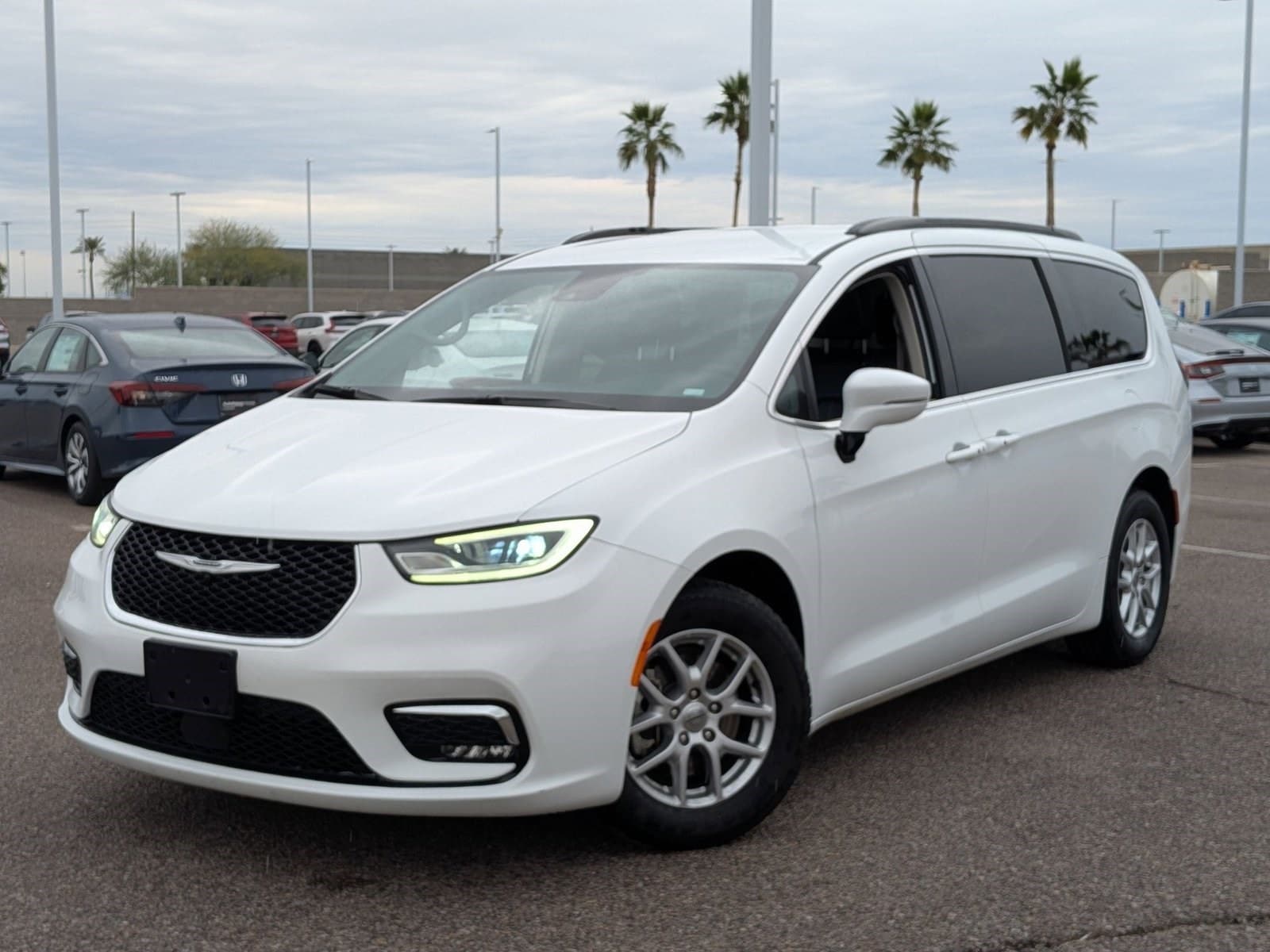 2022 Chrysler Pacifica Touring L's photo