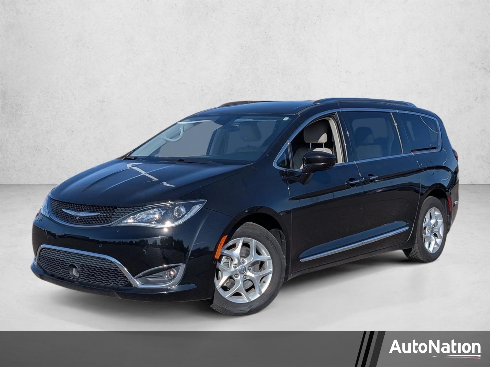 2017 Chrysler Pacifica Touring-L Plus's photo