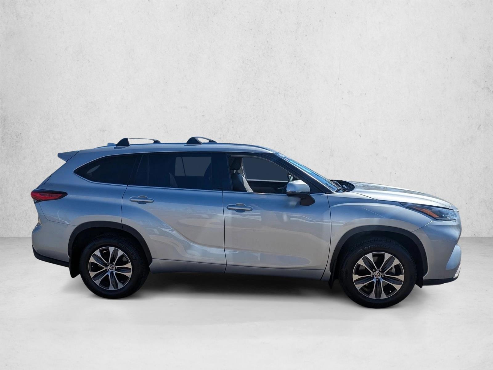 2021 Toyota Highlander XLE photo 4