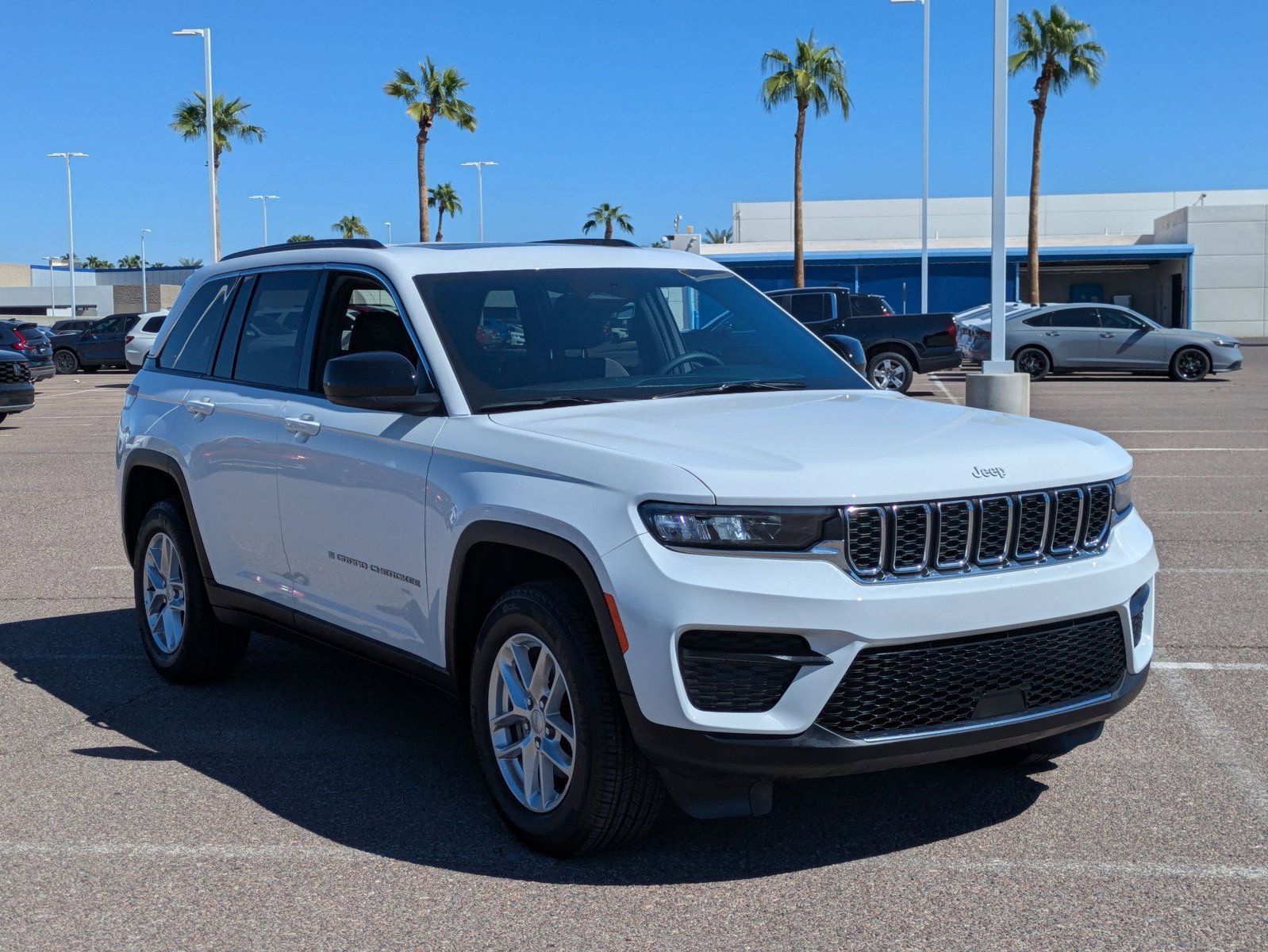 2025 Jeep Grand Cherokee Laredo photo 3