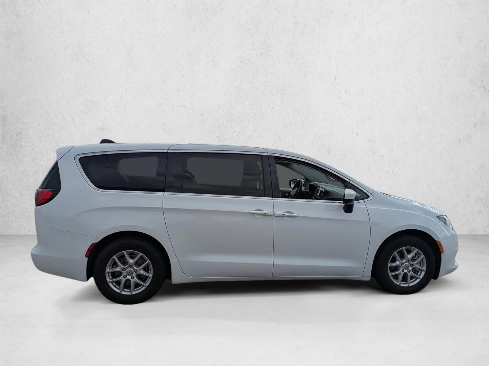 2022 Chrysler Voyager LX photo 3
