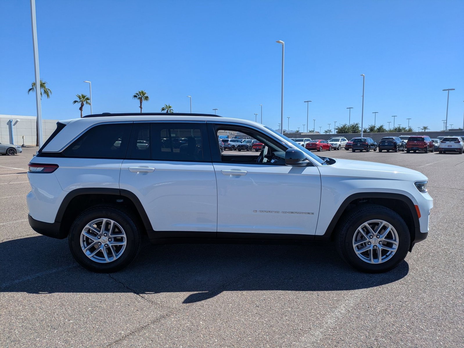 2025 Jeep Grand Cherokee Laredo photo 4