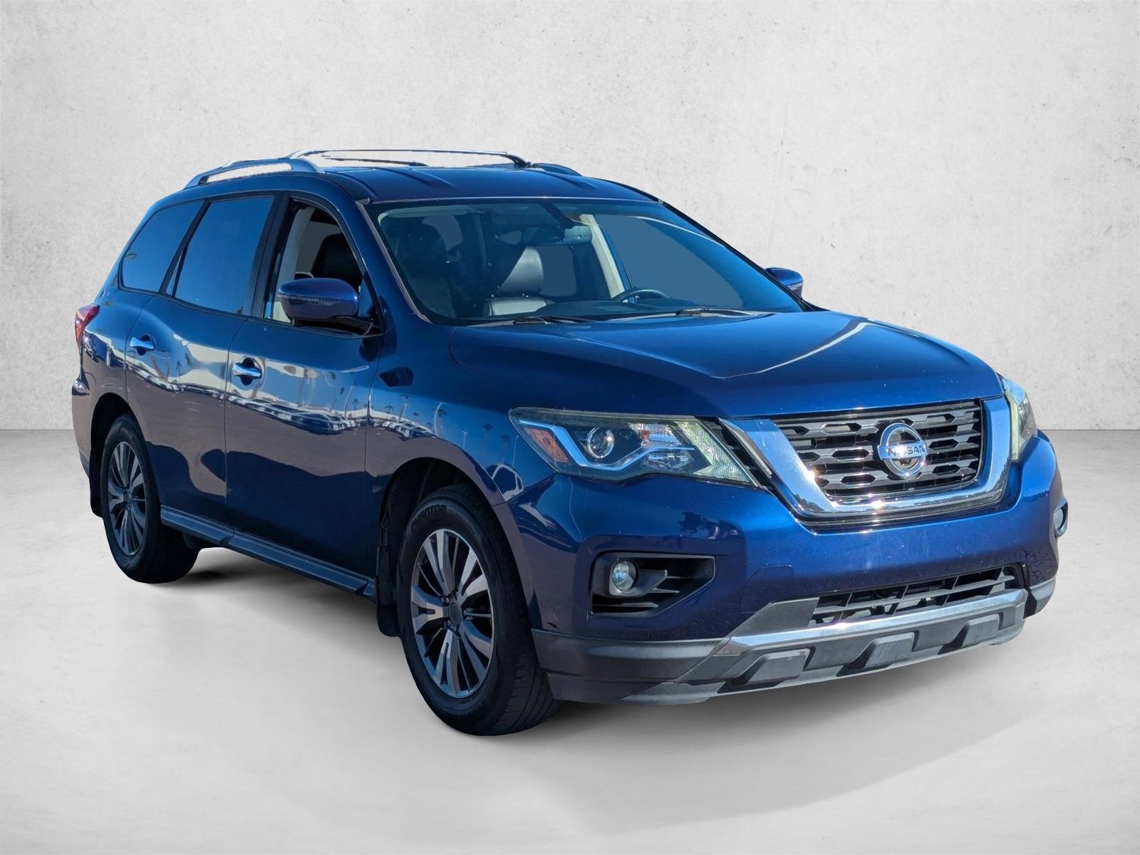 2017 Nissan Pathfinder SL photo 3
