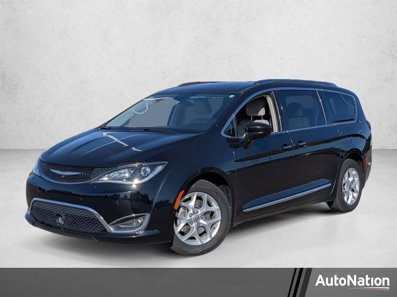 2017 Chrysler Pacifica Touring-L Plus's photo