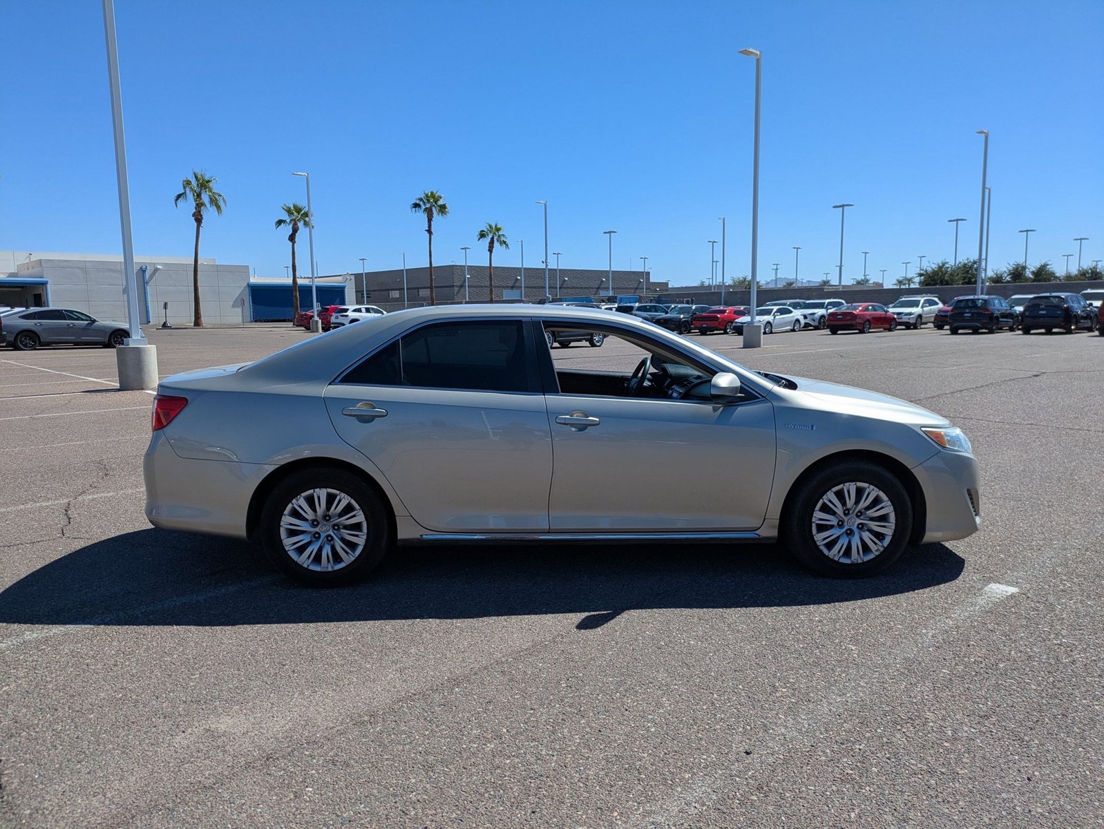 2014 Toyota Camry Hybrid LE photo 4