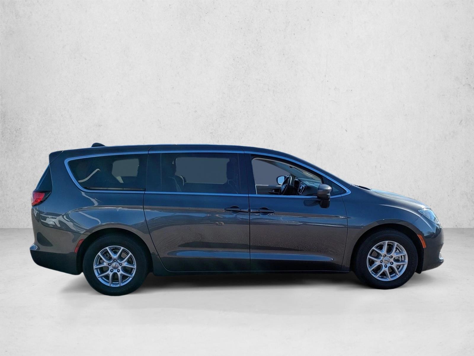 2023 Chrysler Voyager LX photo 4