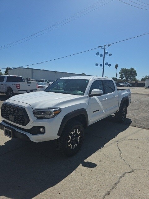2023 Toyota Tacoma TRD V6 photo 2