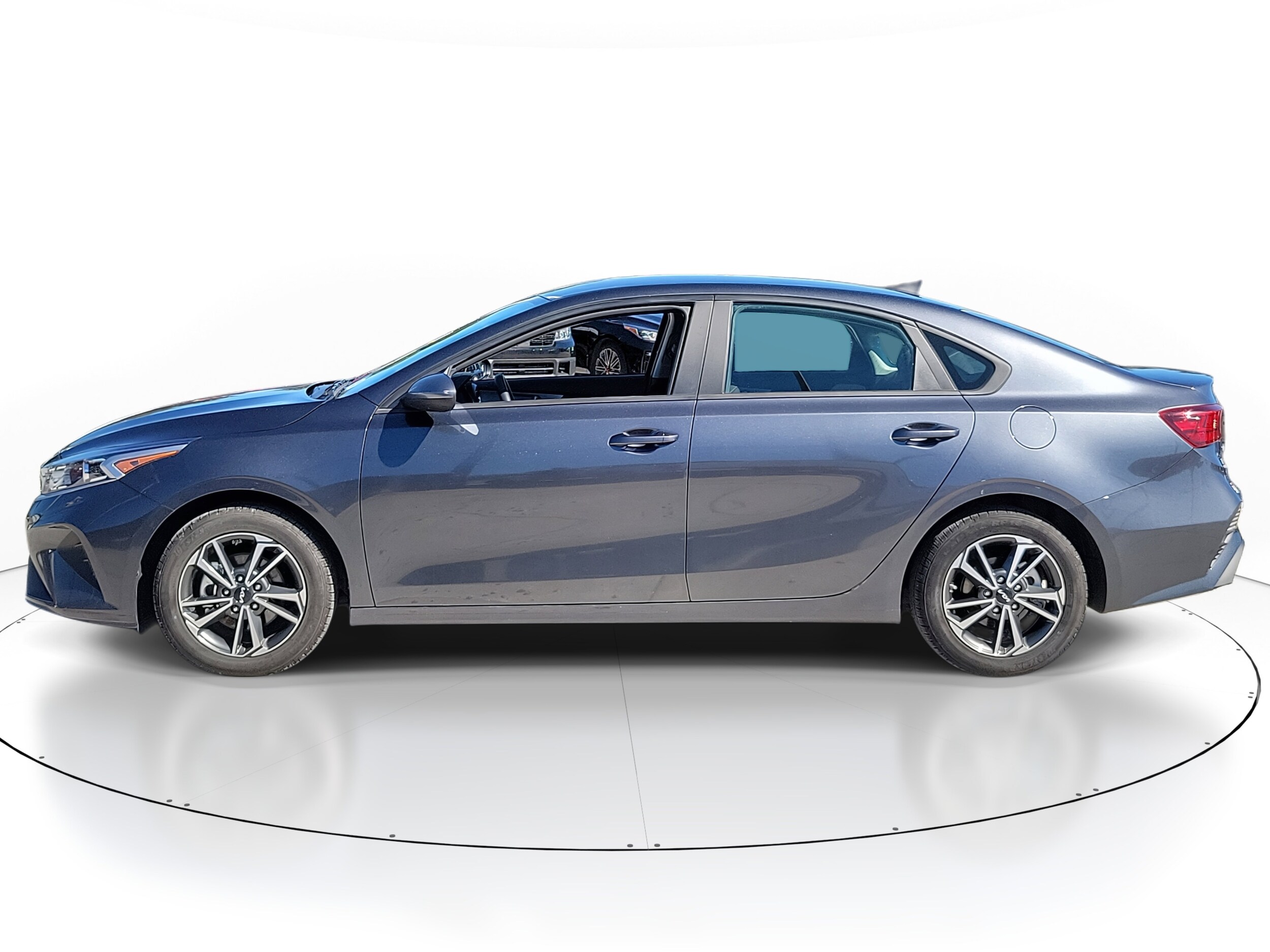 2023 Kia Forte LXS photo 2