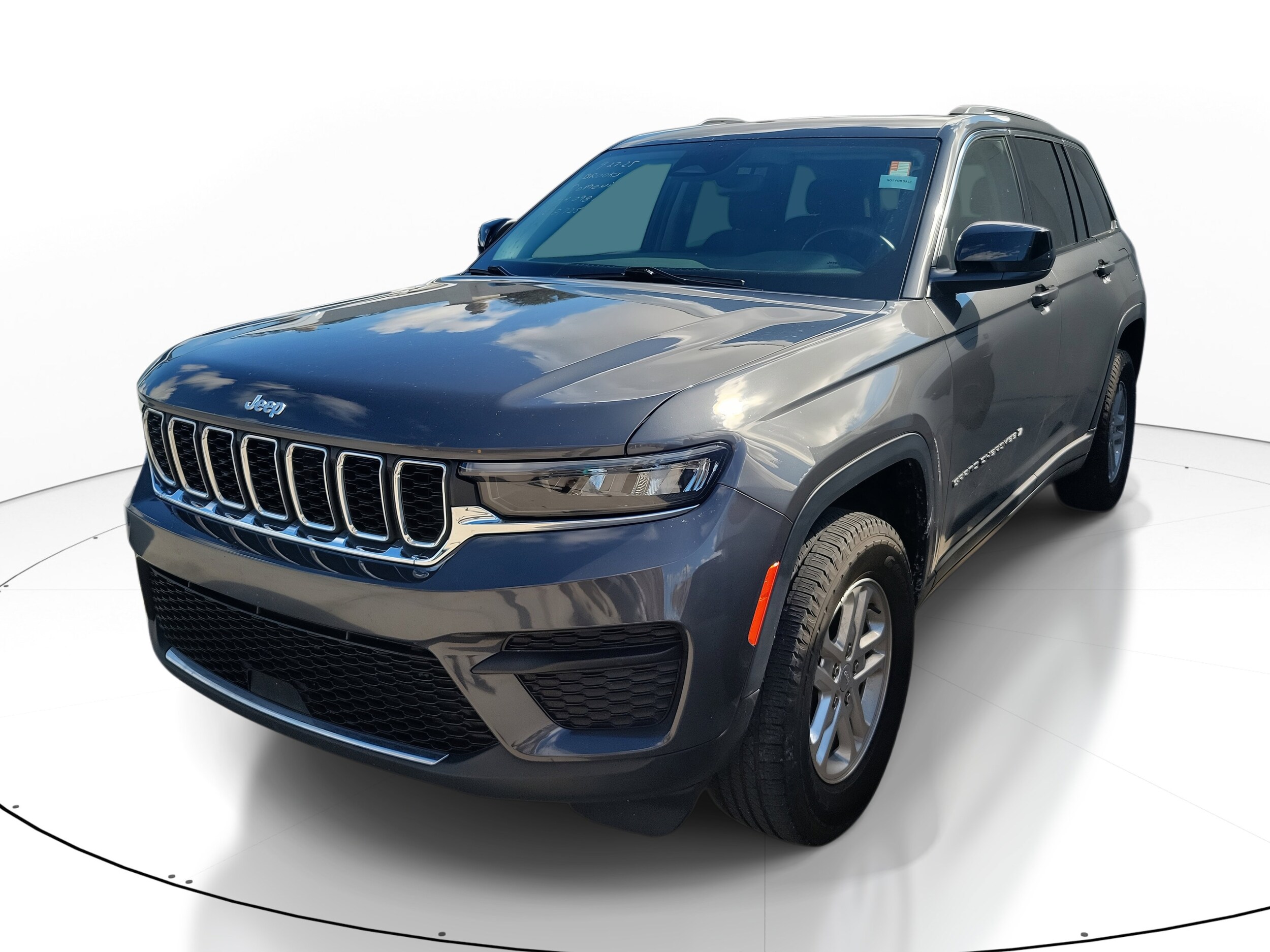 2022 Jeep Grand Cherokee Laredo photo 2