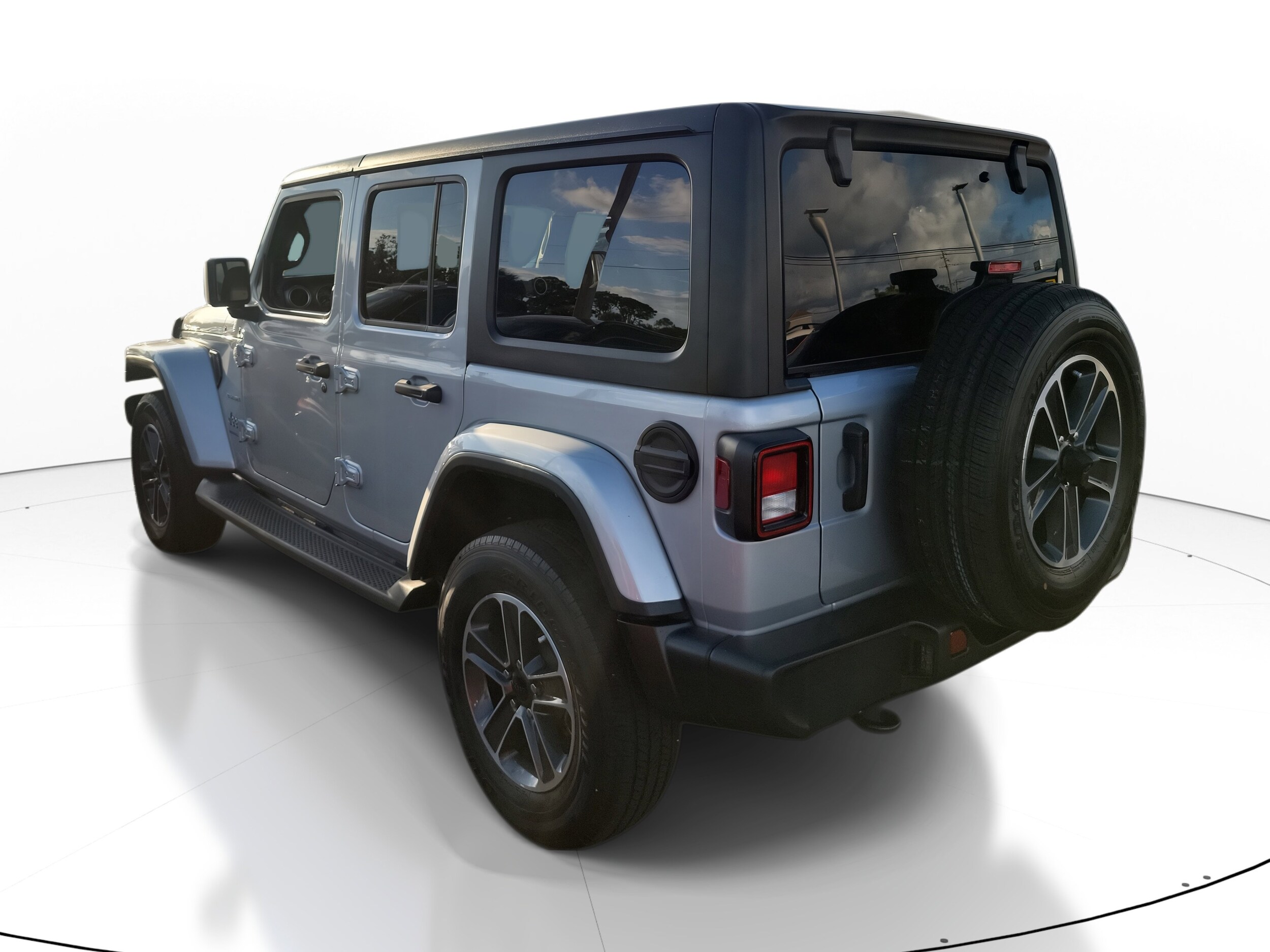 2023 Jeep Wrangler Sahara photo 3