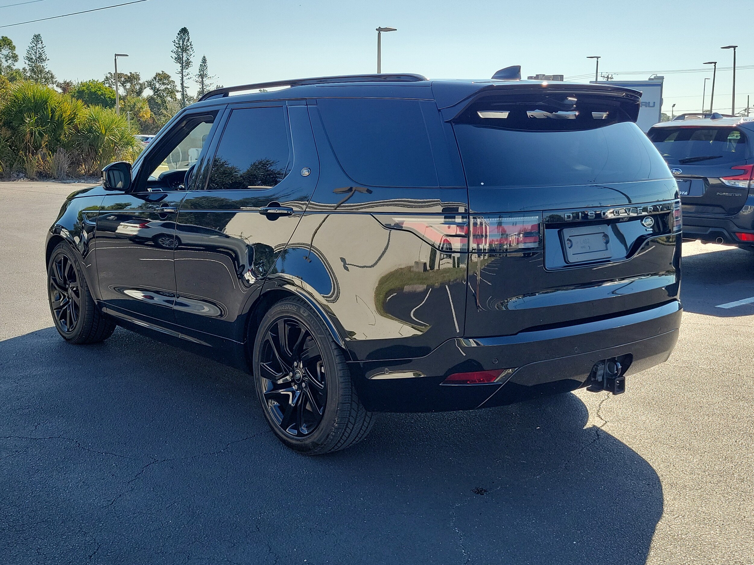 2023 Land Rover Discovery HSE R-Dynamic photo 4