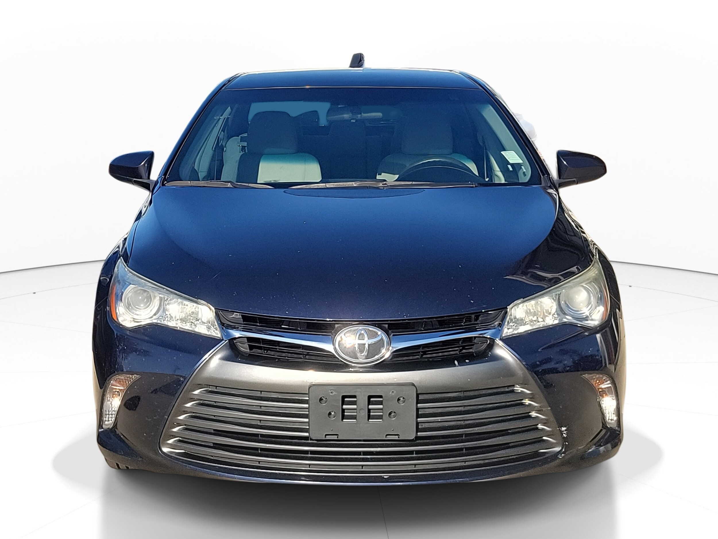 2016 Toyota Camry LE photo 2