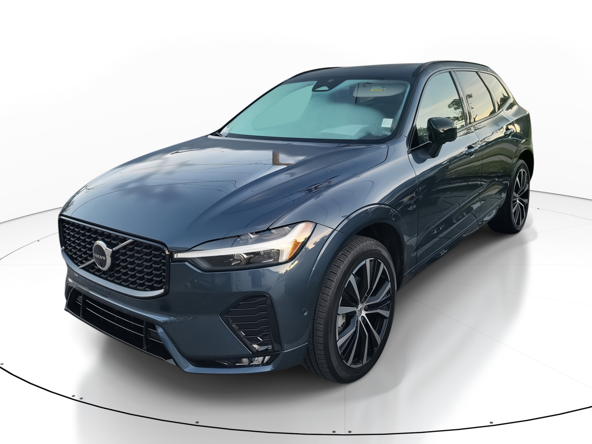 2025 Volvo XC60 B5 Plus photo 3