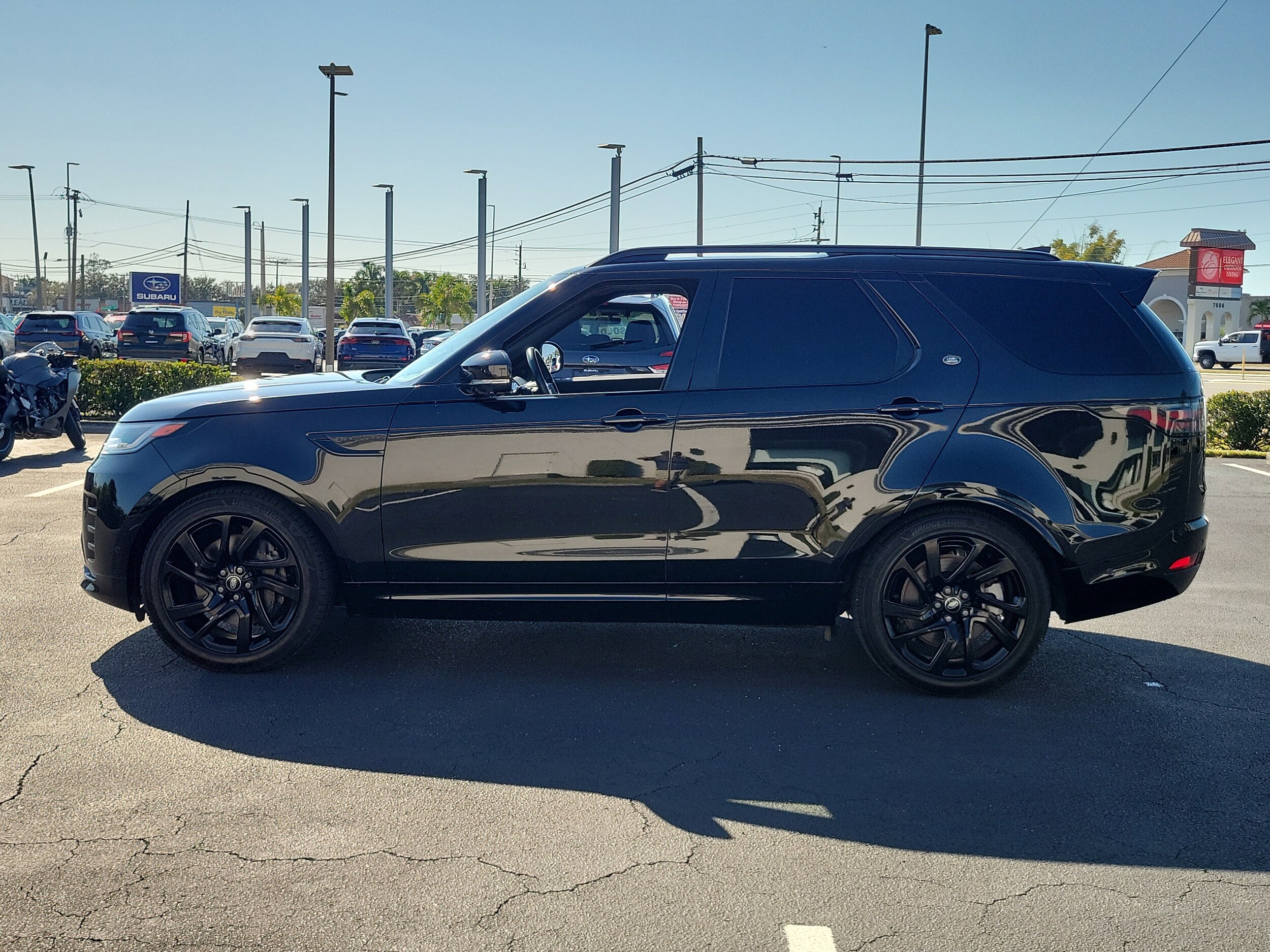 2023 Land Rover Discovery HSE R-Dynamic photo 3