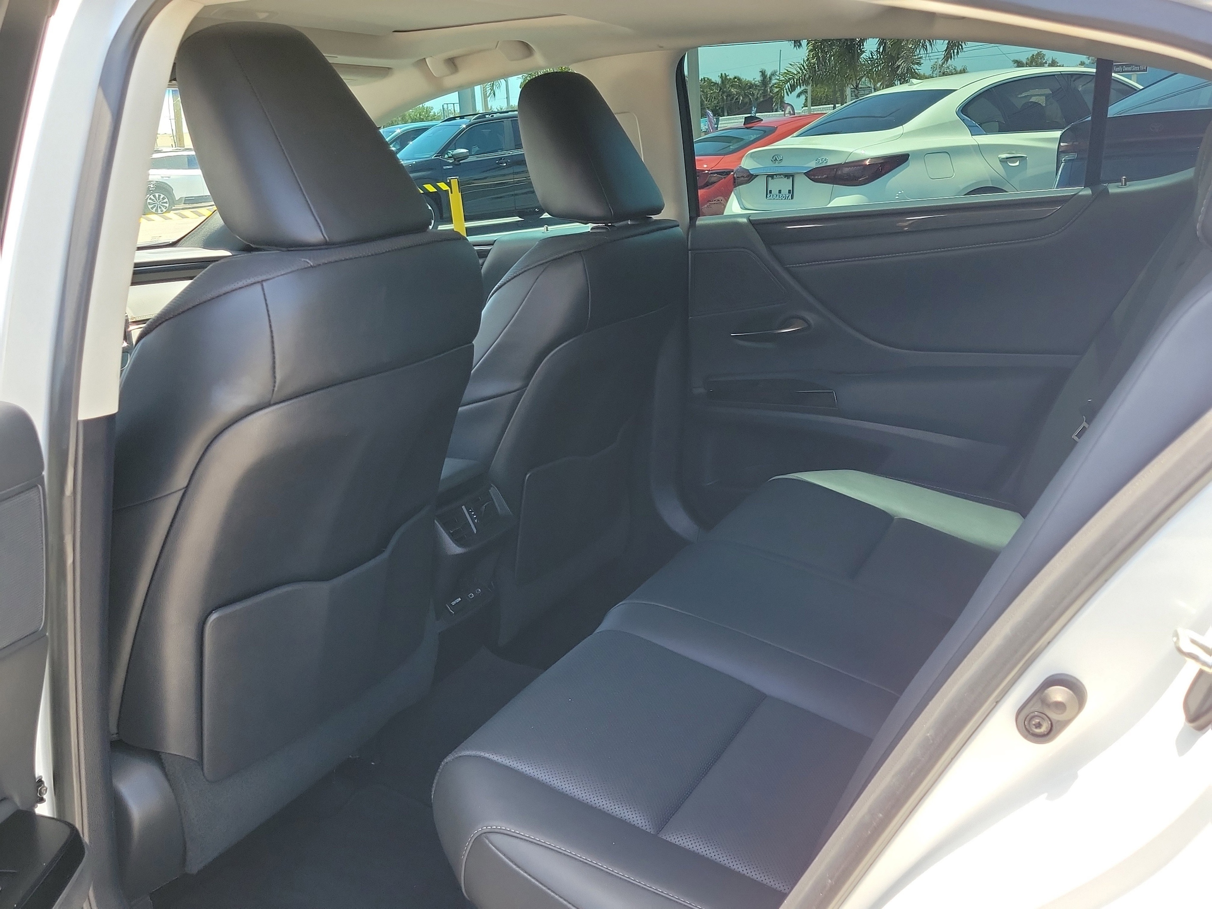 2022 Lexus ES Hybrid 300h - Photo 13