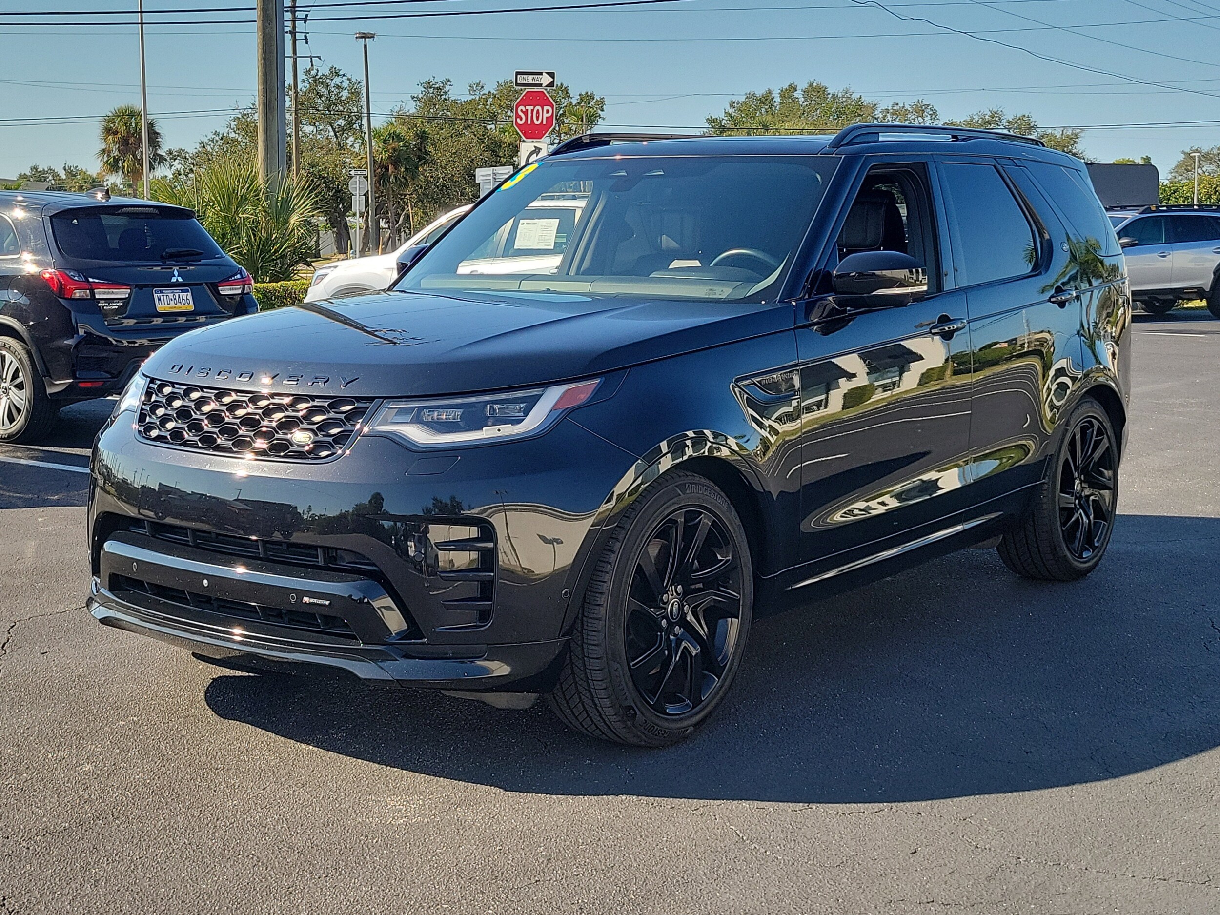 2023 Land Rover Discovery HSE R-Dynamic photo 2