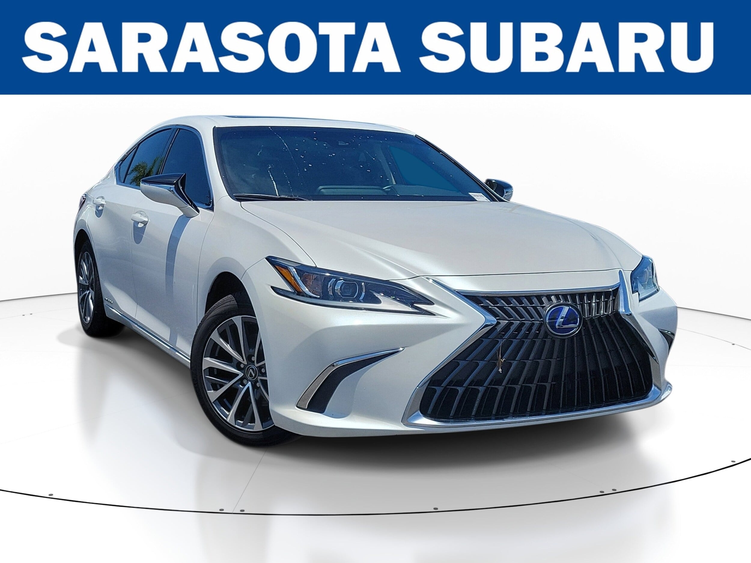2022 Lexus ES 300h 300h's photo