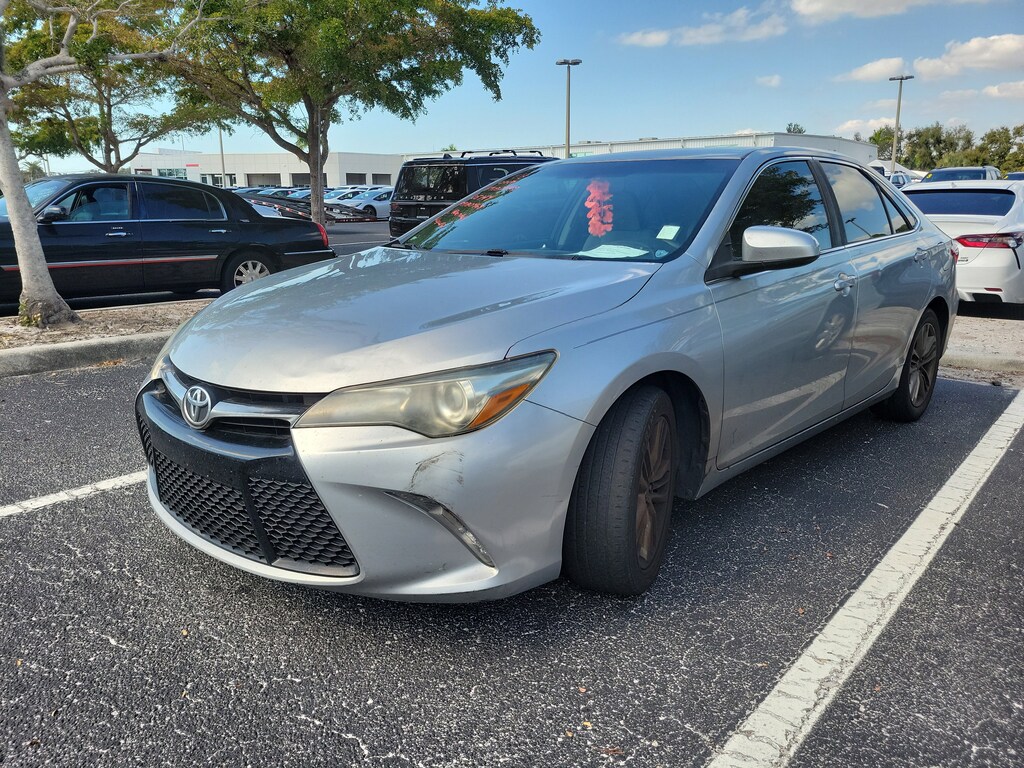 Used 2017 Toyota Camry SE Sedan